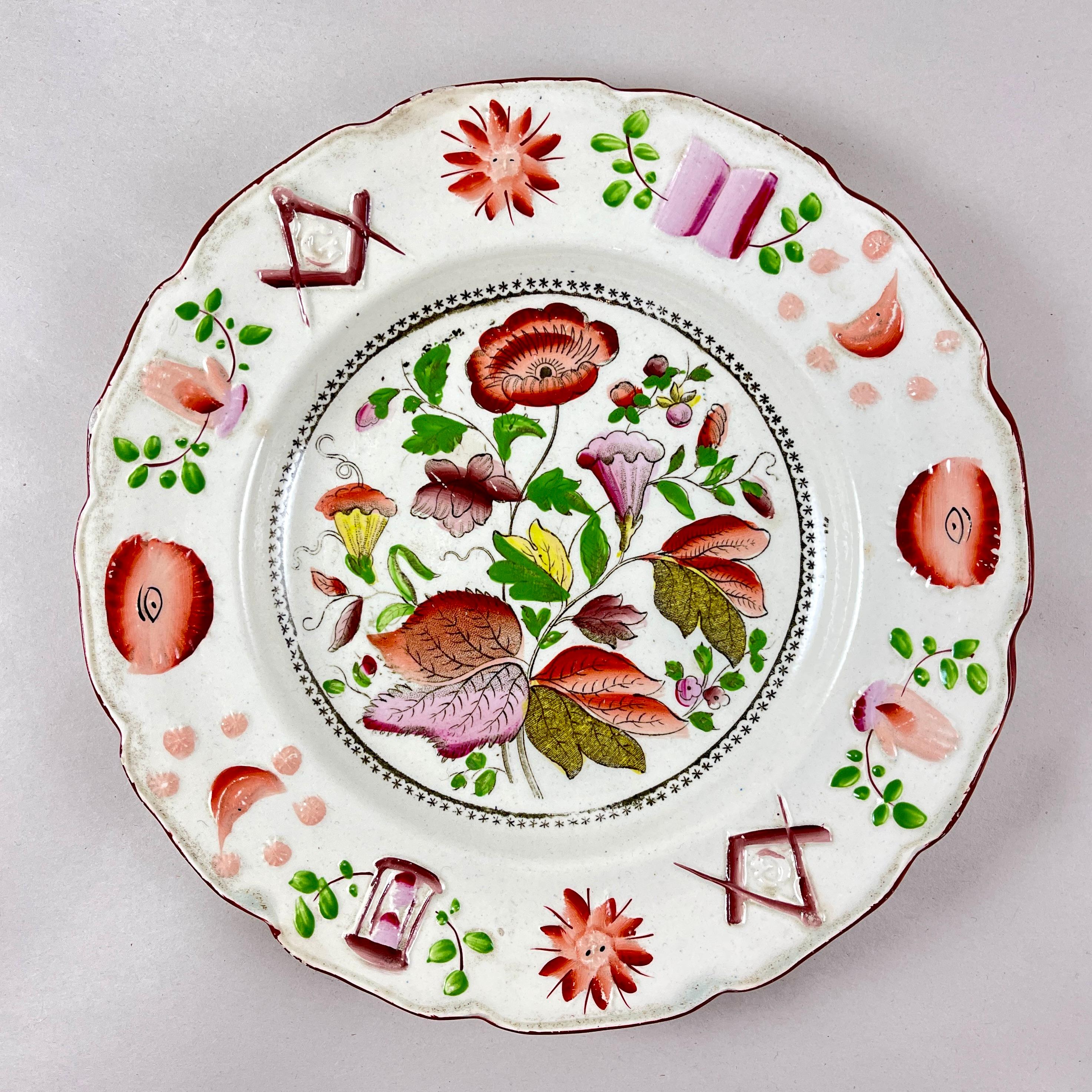 Uno scarso piatto in perle a tema Odd Fellow o Mason, proveniente dalla regione dello Staffordshire in Inghilterra, attribuito alle Sunderland Potteries, circa 1820 - 1830.

Questa è la lastra A, una delle due.

Dipinto a mano, con un centro