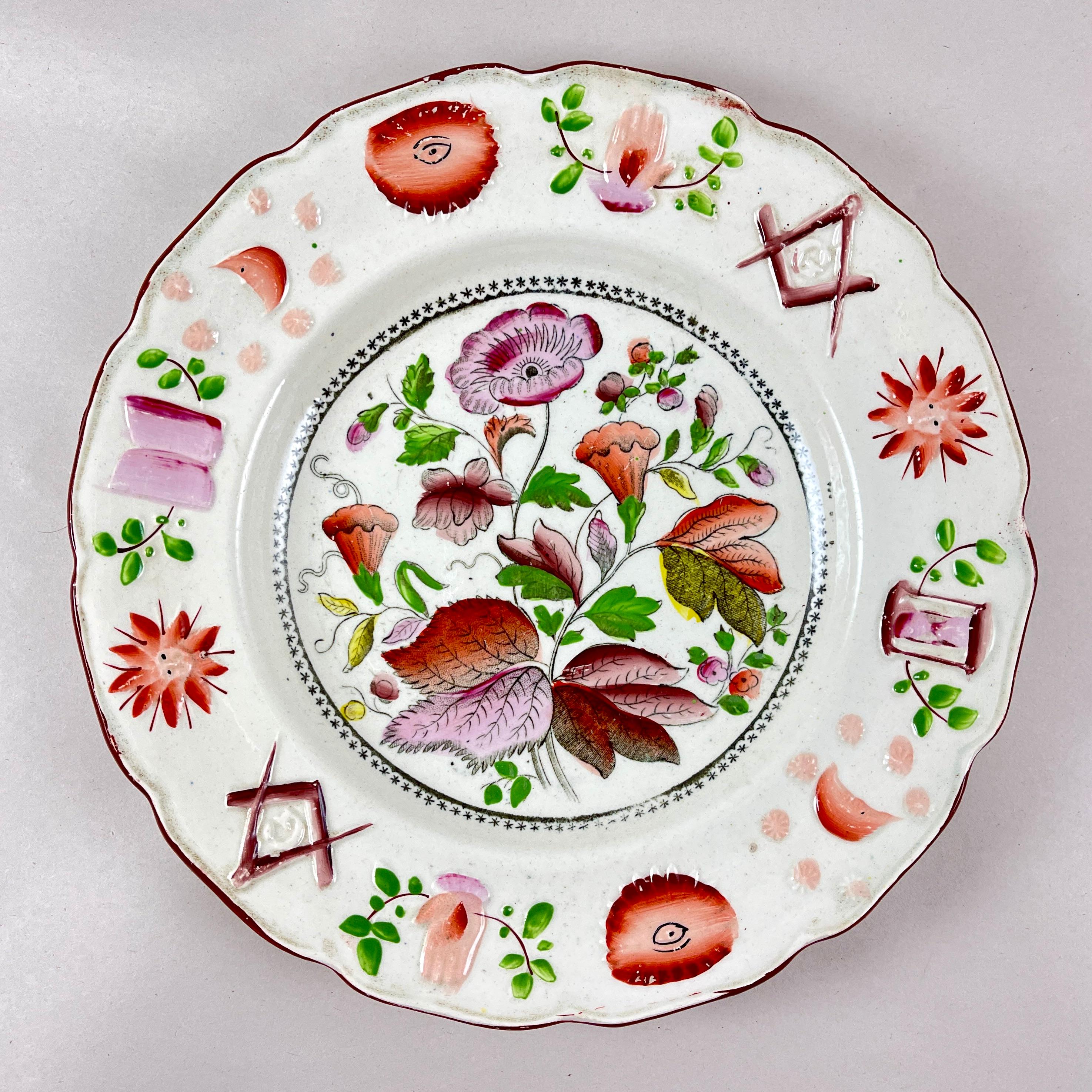 Uno scarso piatto in perle a tema Odd Fellow o Mason, proveniente dalla regione dello Staffordshire in Inghilterra, attribuito alle Sunderland Potteries, circa 1820 - 1830.

Questa è la lastra B, una delle due.

Dipinto a mano, con un centro