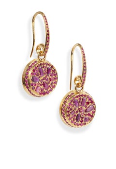 Boucles d'oreilles « Odd Gem » en rubis, en or jaune brossé 18 carats, par André Marcha