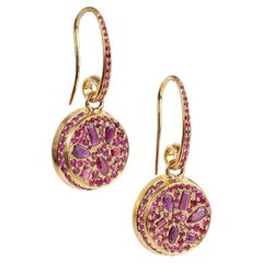 Boucles d'oreilles « Odd Gem » en rubis, en or jaune brossé 18 carats, par André Marcha
