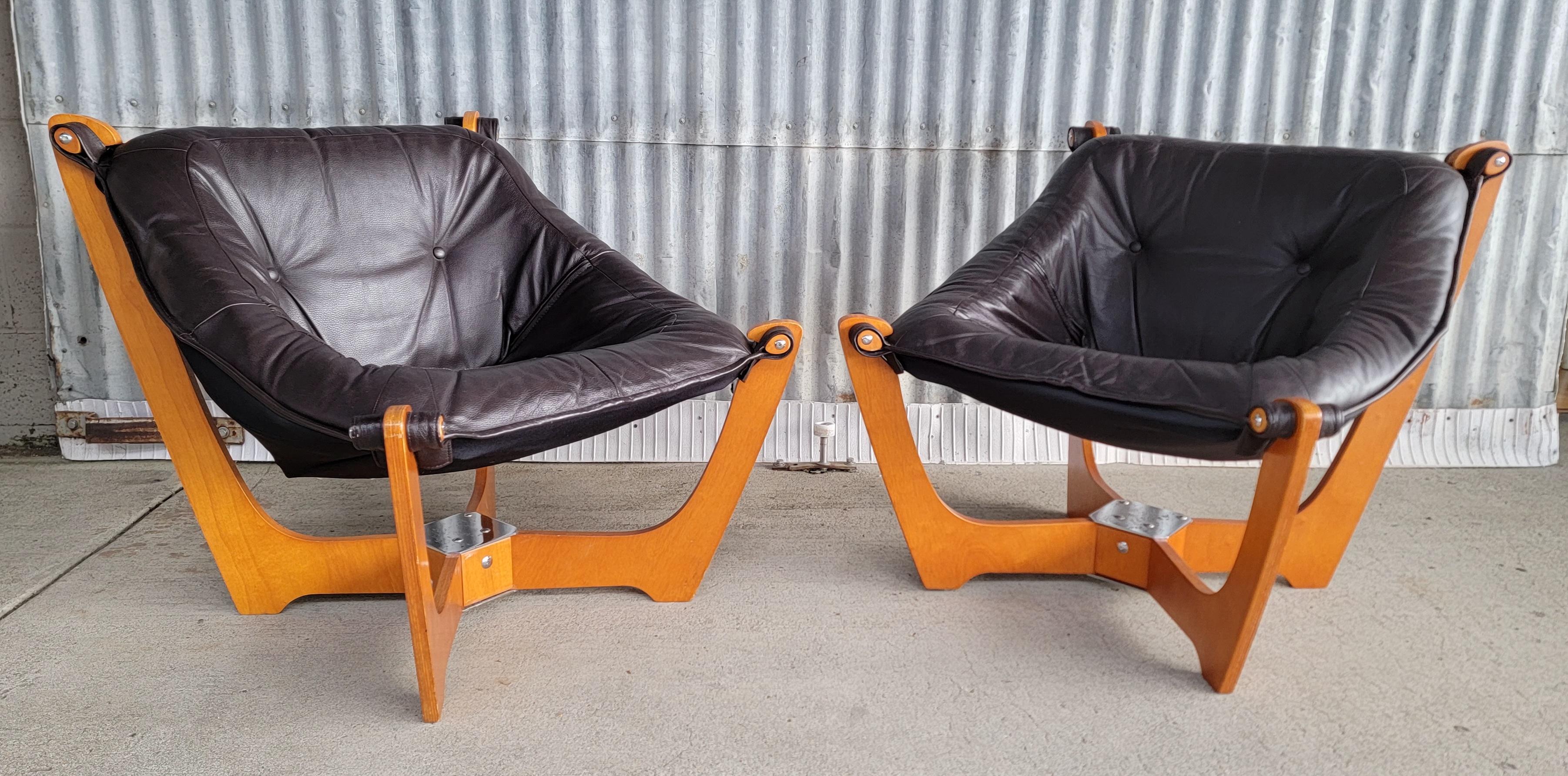 A pair of leather sling chairs designed by Odd Knutsen. 