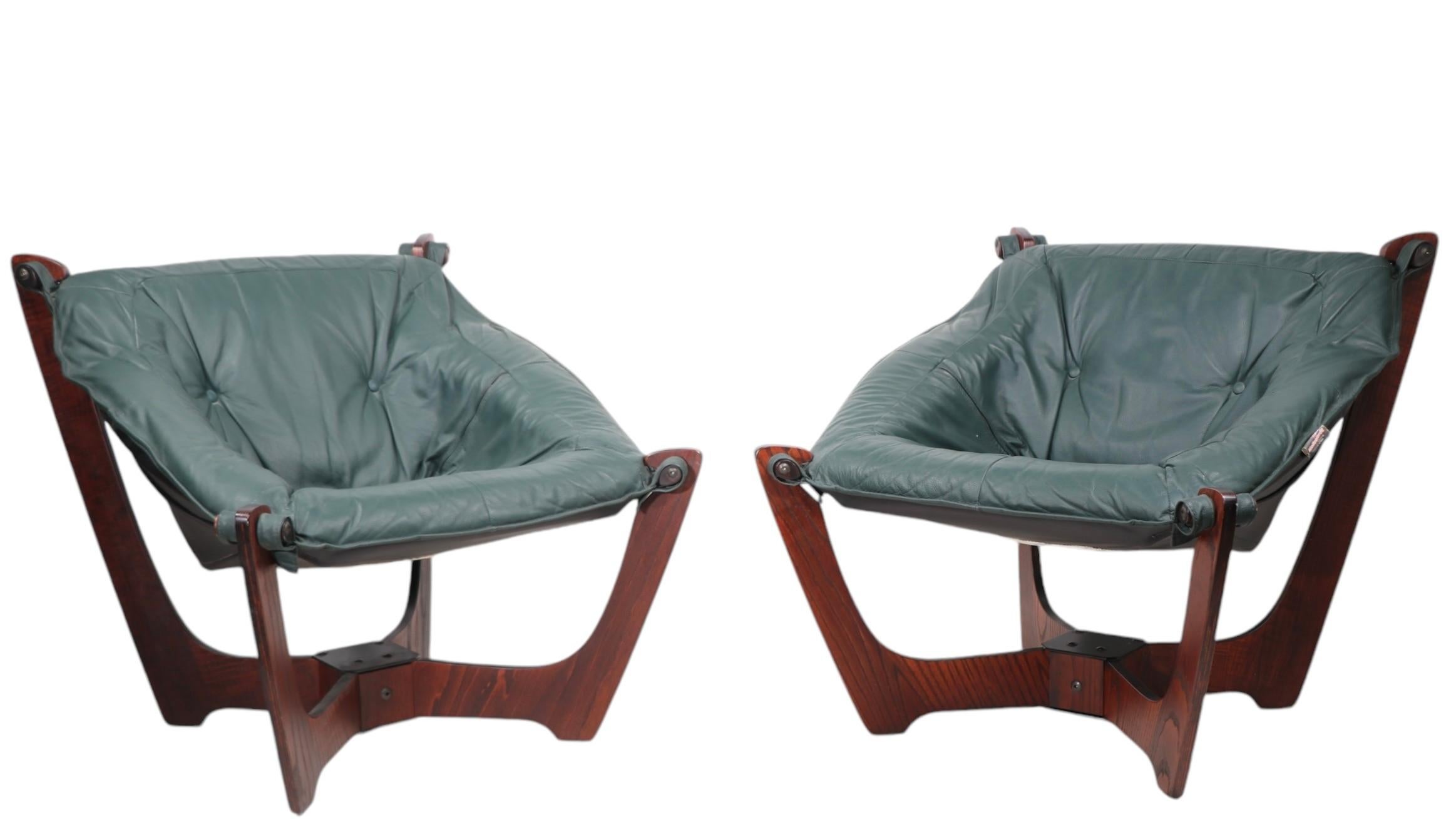 Increíble lote de seis sillas Luna vintage de mediados de siglo diseñadas por Odd Knutsen para Hjellegjerde Mobler hacia la década de 1970, fabricadas en Noruega. Las sillas tienen un asiento de cuero con arnés, que está suspendido en un armazón de
