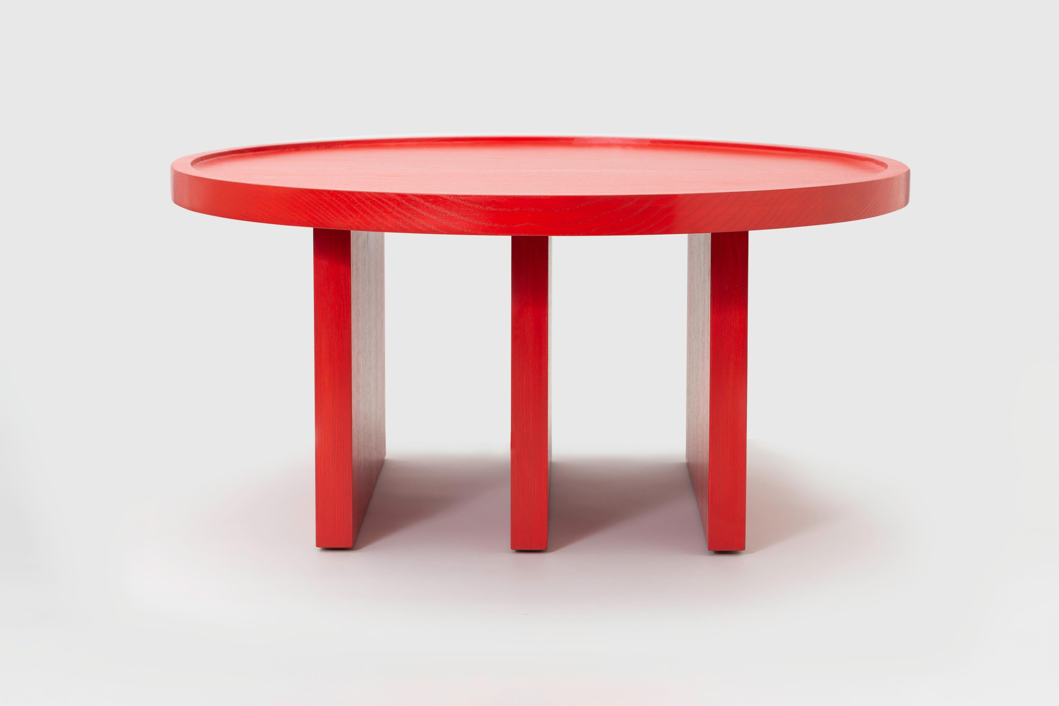 ODD ist ein minimalistischer Tisch, der vom Berliner Designer Lucas Faber entworfen wurde. Das unkonventionelle Stück verweist gleichermaßen auf kühne architektonische Strukturen und grafische Muster. Die einfachen Geometrien, die die Beine und die