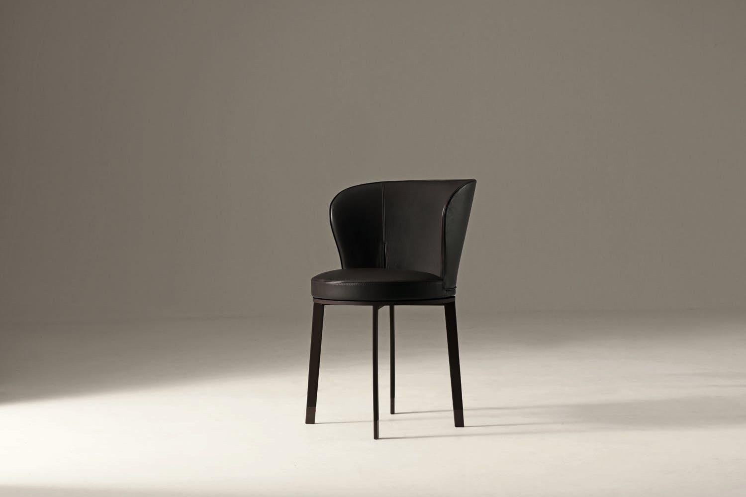 The Ode chair stands out for the vivaciousness of its rotating structure, inspired by the tones of a lyrical verse: as if it were able to capture any rhythm and translate it into vibrations. The comfortable seating and elegant upholstery in leather,