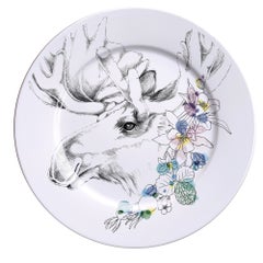 Oda al bosque, plato de porcelana contemporáneo con alce y flores