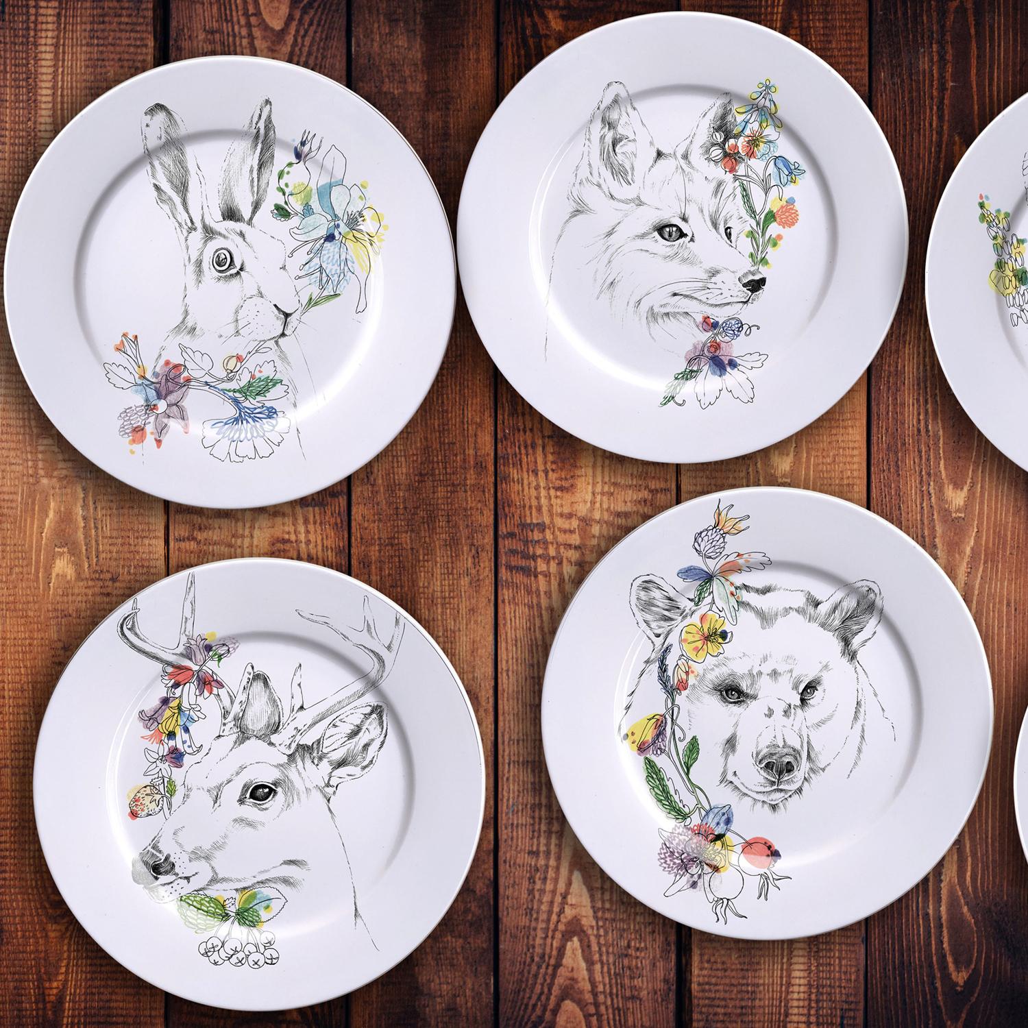 The typical animals of the American woods are gently painted on these dinner plates, with soft black tones and they are surrounded by a delicate and intriguing mix of wild flowers and leaves reinterpreted in a fresh and poetic color way. These