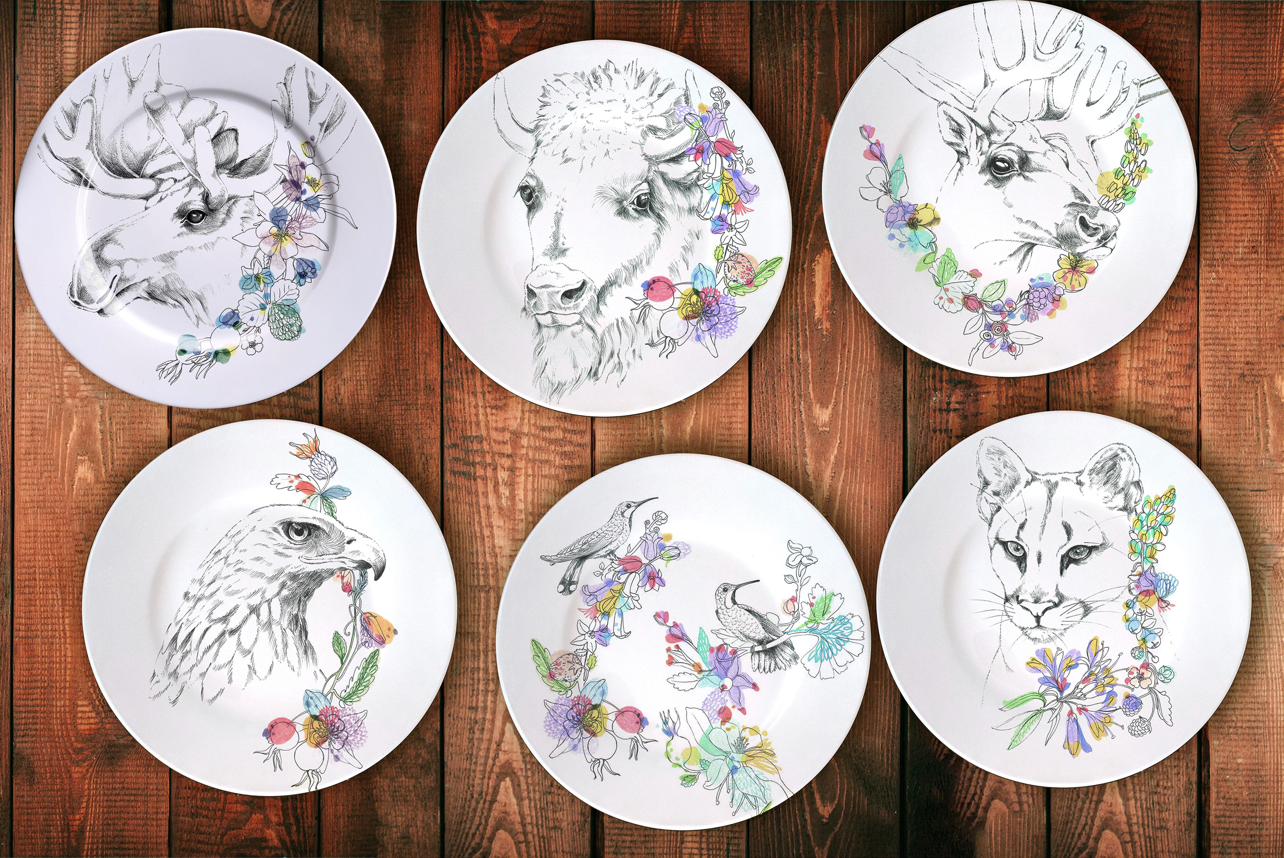 The typical animals of the American woods are gently painted on these dinner plates, with soft black tones and they are surrounded by a delicate and intriguing mix of wild flowers and leaves reinterpreted in a fresh and poetic color way. These