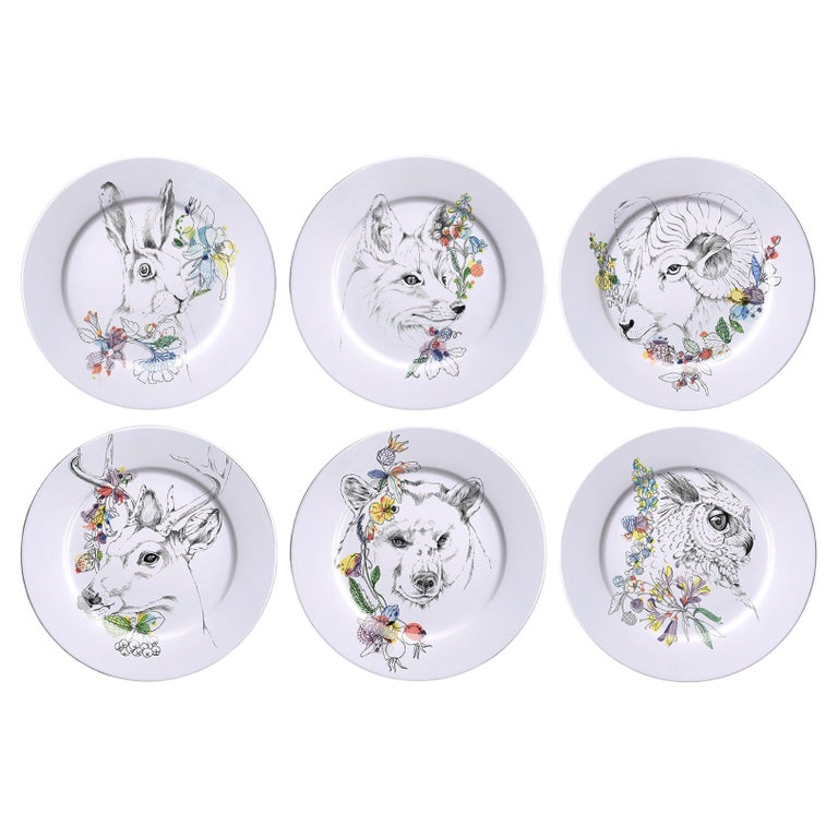 Six assiettes plates contemporaines en porcelaine Ode to the Woods avec  animaux et trèfles En vente sur 1stDibs