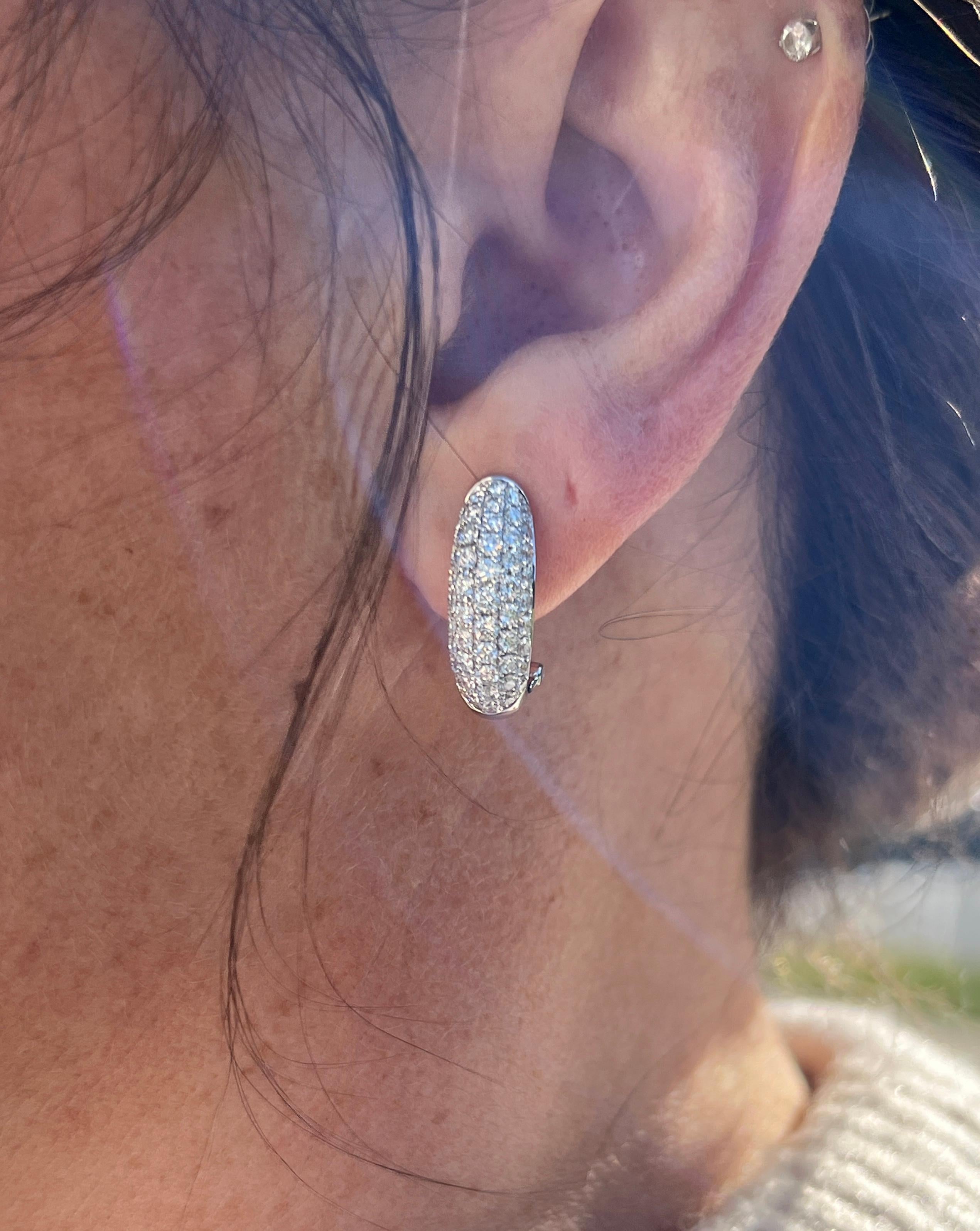 Odelia Ohrringe mit 2,65 Karat Diamant und 18k Weißgold Omega-Rückenschliff (Zeitgenössisch)