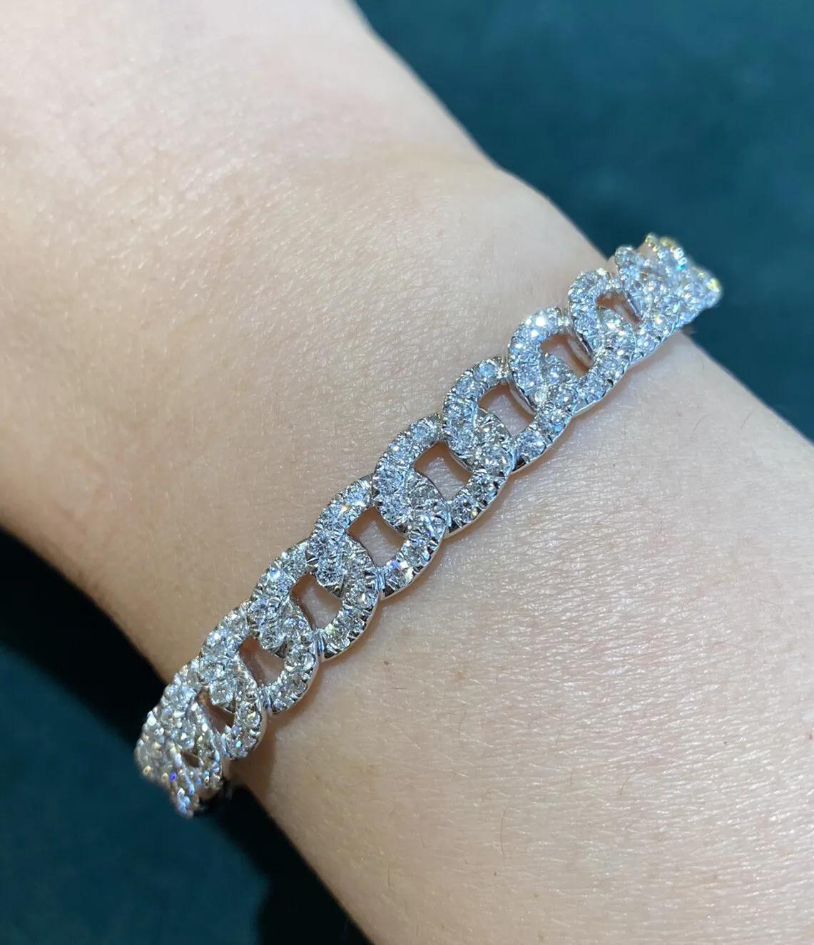 Bracelet à maillons en or blanc 18k et diamants

Le bracelet à maillons en diamant présente 2,79 carats de diamants ronds de taille brillante sertis dans de l'or blanc 18k.

Le poids total des diamants est de 2,79 carats.

Il convient à un poignet