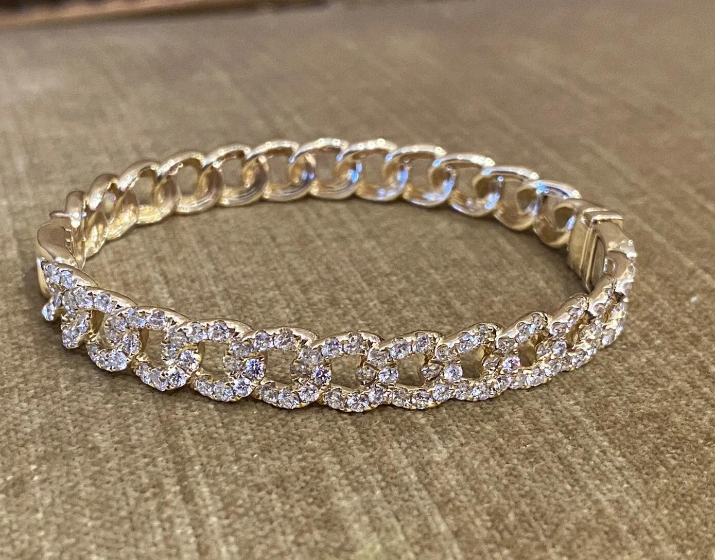 Bracelet à maillons en or jaune 18k et diamants

Le bracelet à maillons en diamant présente 2,79 carats de diamants ronds de taille brillante sertis dans de l'or jaune 18k.

Le poids total des diamants est de 2,79 carats.

Il convient à un poignet
