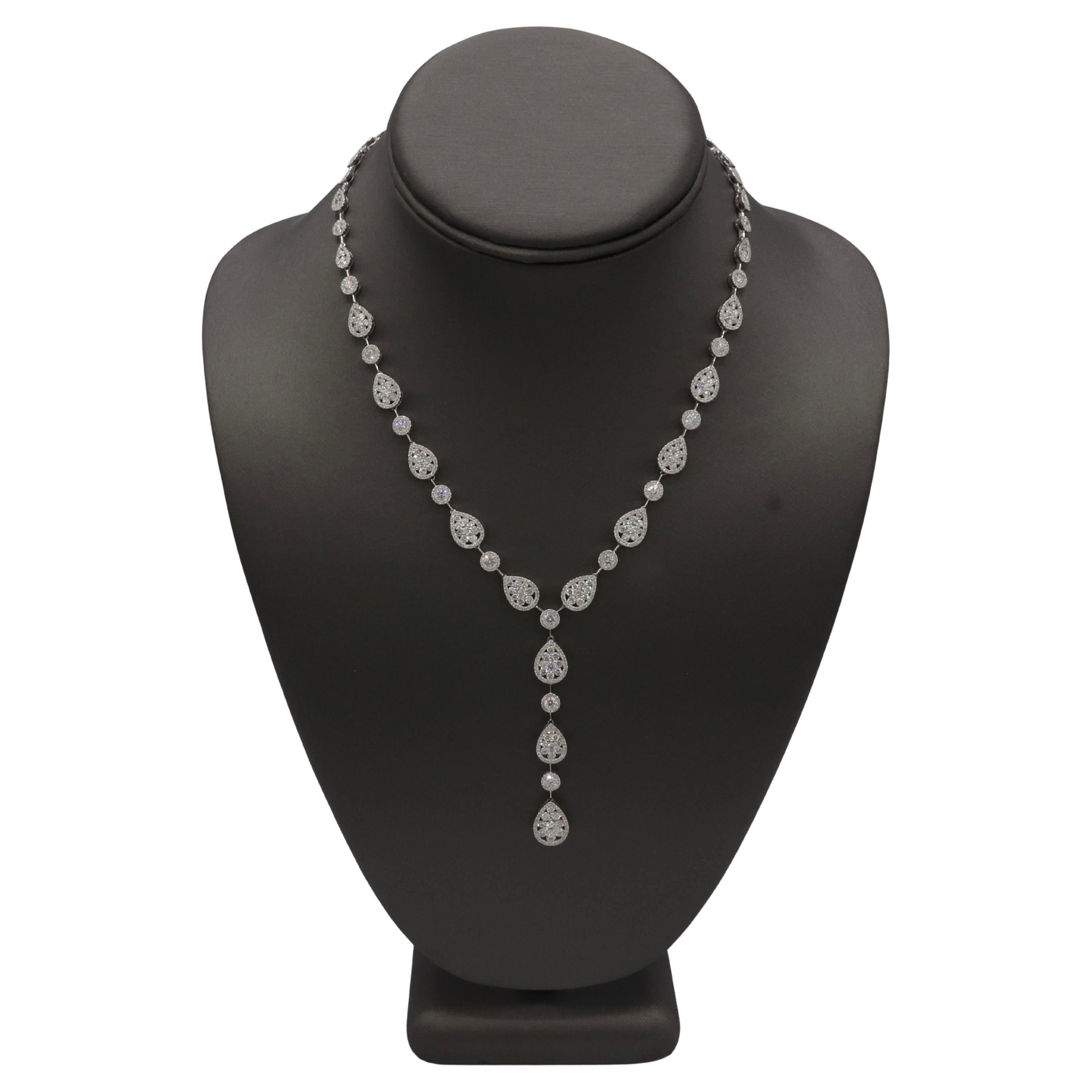 Moderne Odelia Jewelry 18 Karat White Gold Natural Diamond Cluster Dangle Drop Necklace en vente