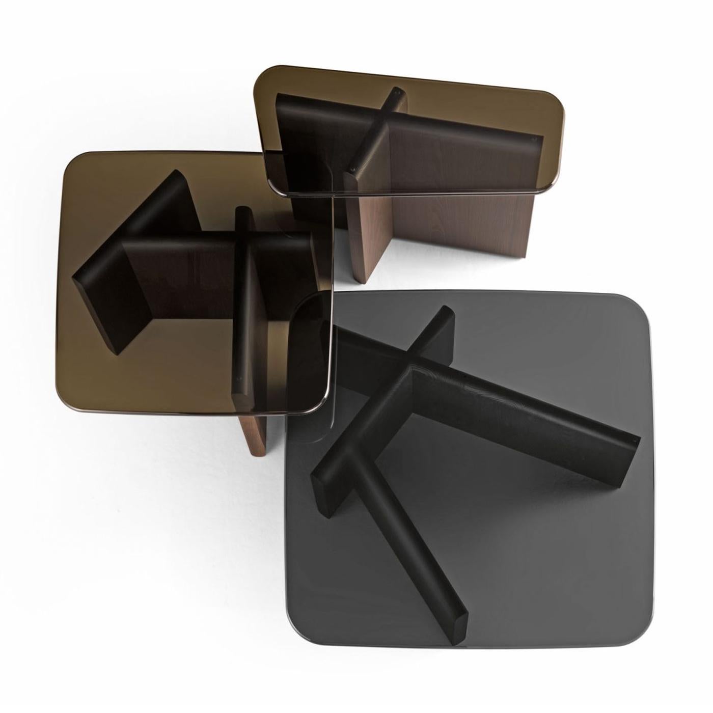 Coffee Table Odelia Set of 3 with base structure in solid wood 
in tobacco finish on 2 smaller coffee tables and in black finish 
on the bigger square coffee table. With 20 mm layered bronze
glass top on 2 smaller coffee tables and with smocked