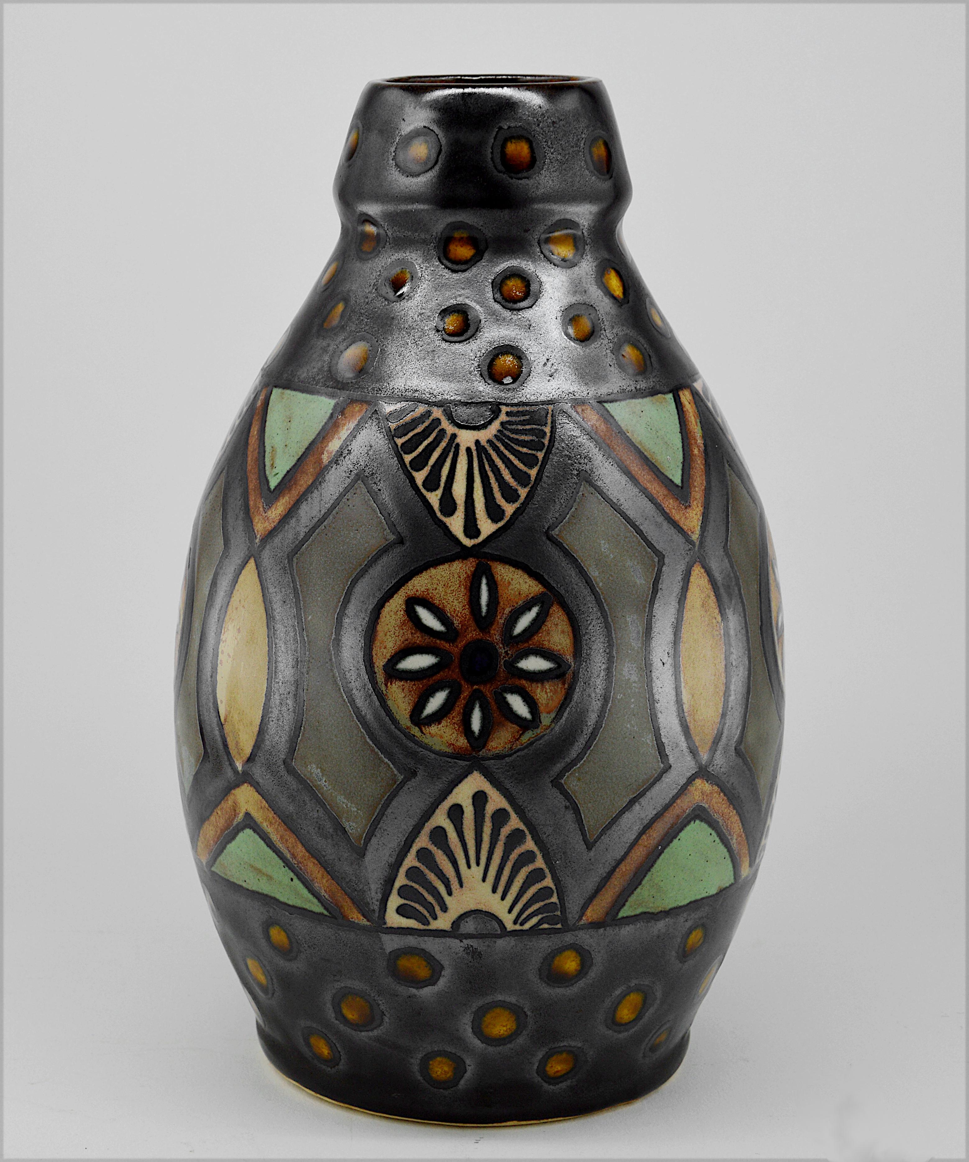 Any fair offer will be examined with the utmost attention, please send a message. French Art Deco vase by Odetta (de la Hubaudière, Quimper), France, early 1930s. Stoneware. Height : 24.5cm - 9.6 in. , Diameter : 15cm - 5.9 in.
Illustrated in