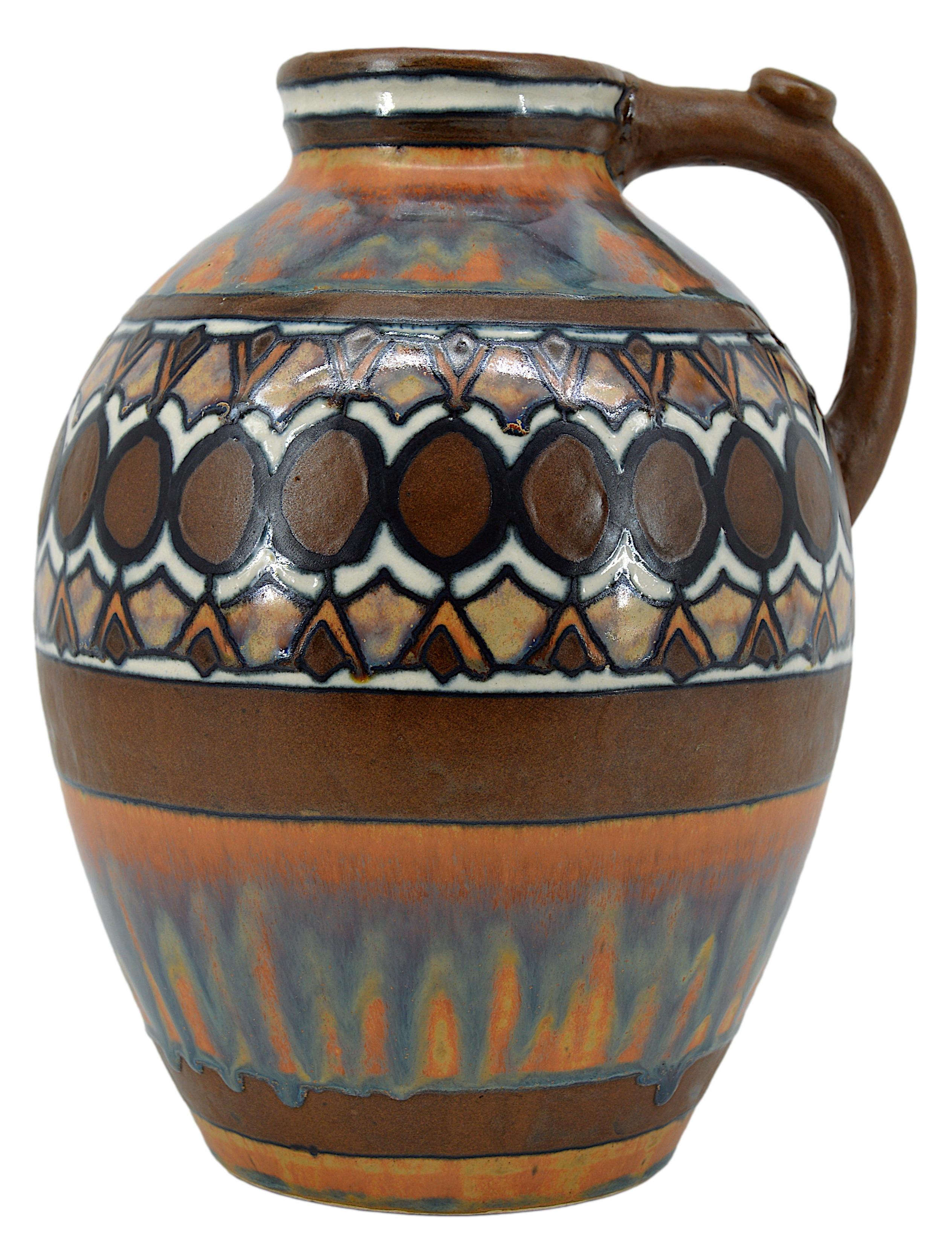Vaso francese Art Deco di ODETTA , Faïencerie de la Grande Maison HB Quimper, Francia, anni '20. Gres. Forma #454, Decoro #1088. Etichetta di forma della Grande Maison HB Quimper. Questo modello è esposto al Musée de la Faïence de Quimper (Museo