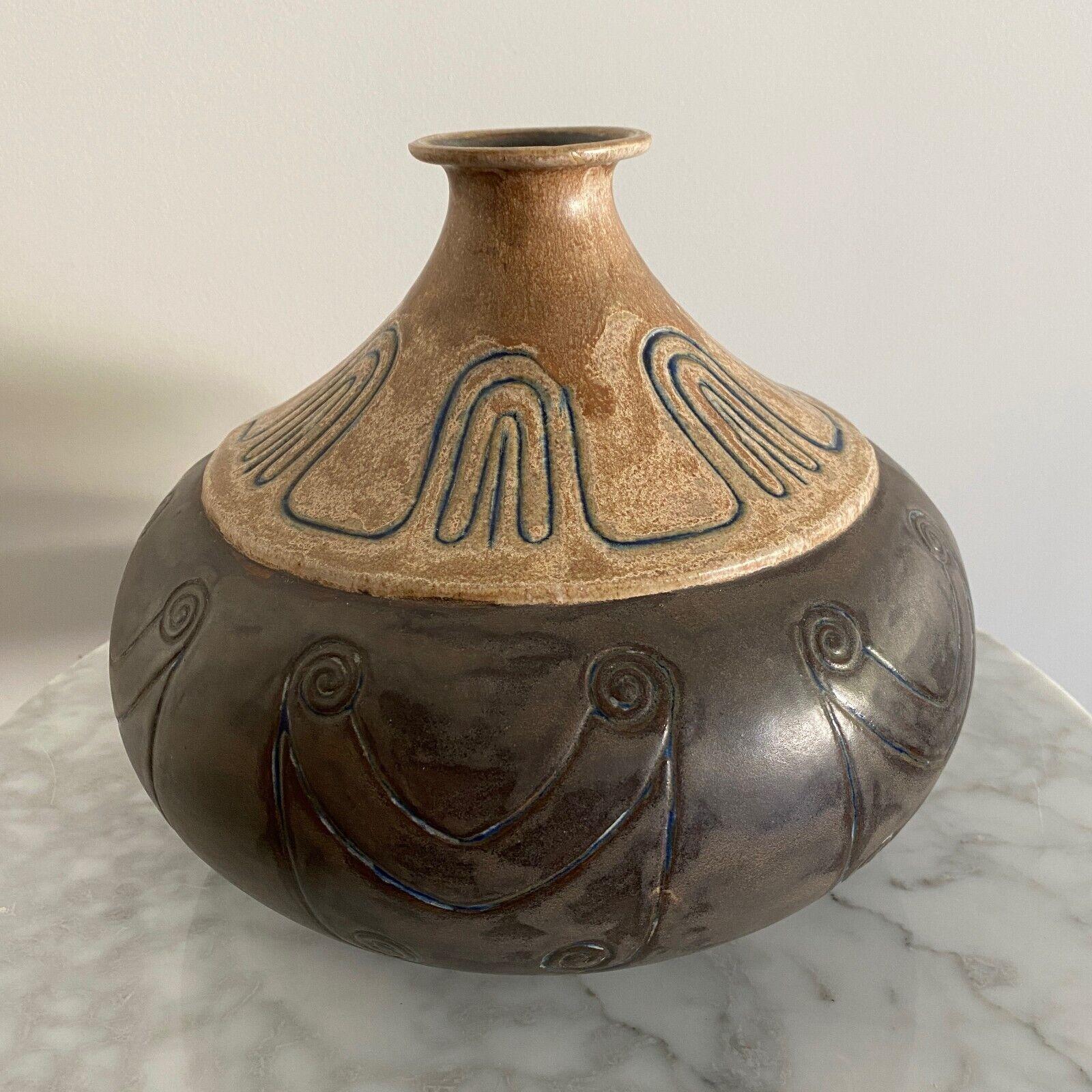 Questo vaso stilizzato è realizzato in gres smaltato del periodo ODETTA dalla fabbrica HB Quimper Odetta. È firmato sul fondo 