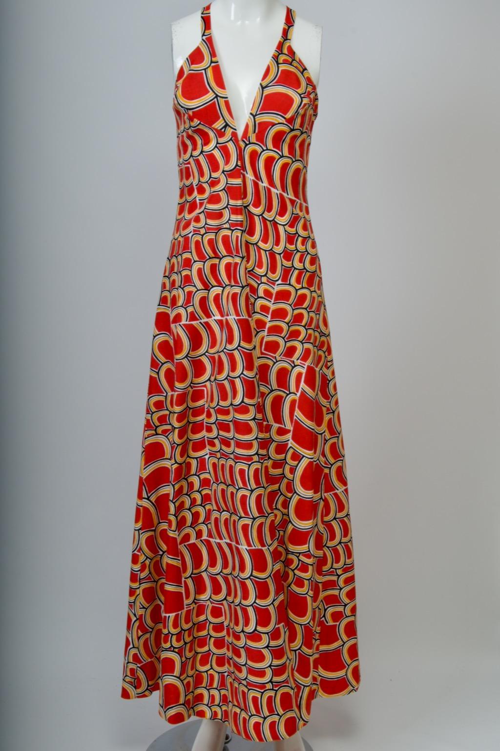 Odette Barsa était principalement connue pour sa lingerie exquise, produite dans les années 1930-1970, et cet ensemble imprimé d'un rouge éclatant pourrait avoir été conçu à l'origine comme une tenue d'hôtesse. Aujourd'hui, il peut faire sensation