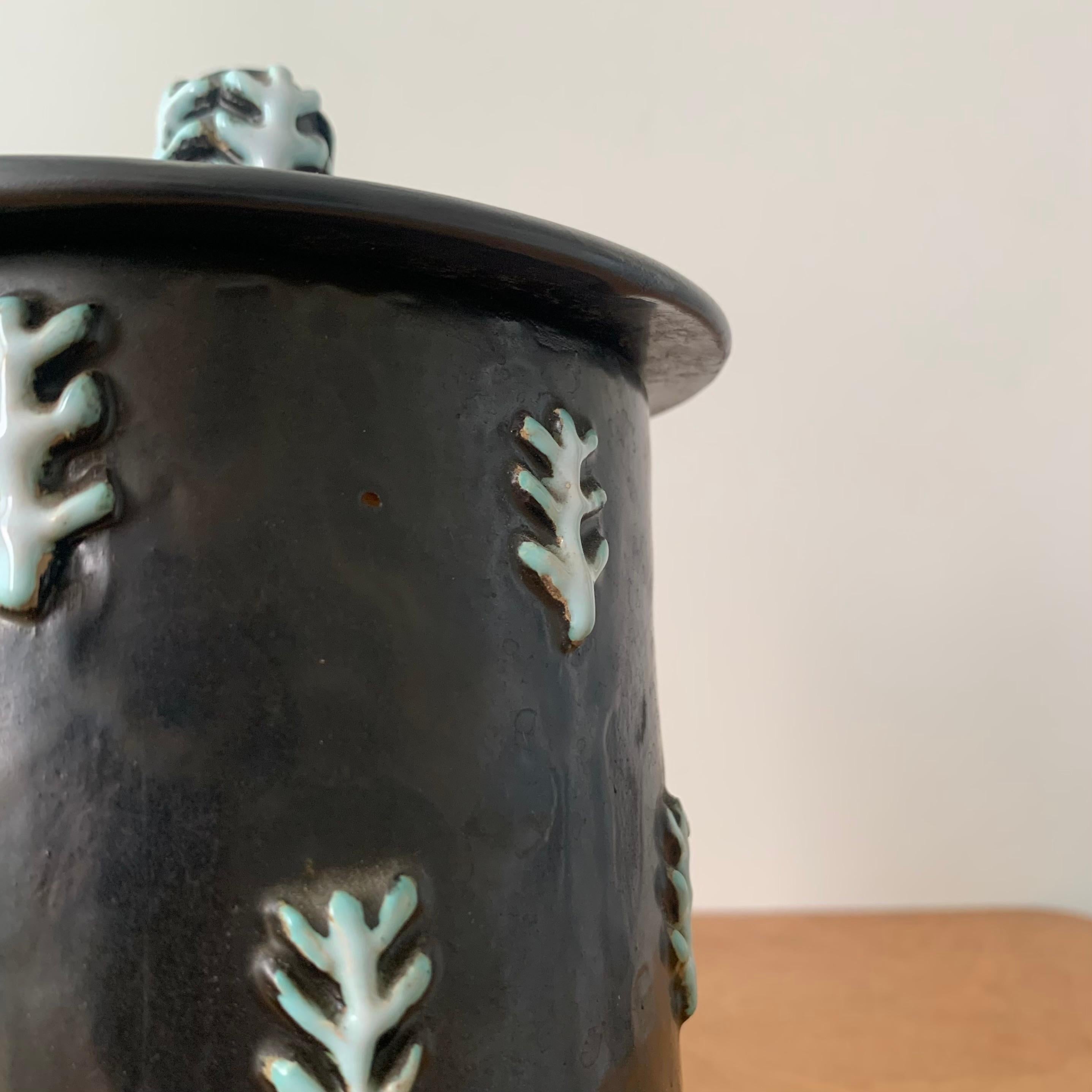 Odette Dijeux Boîte en céramique noire signée du milieu du siècle,  circa 1960, Belgique. en vente 2
