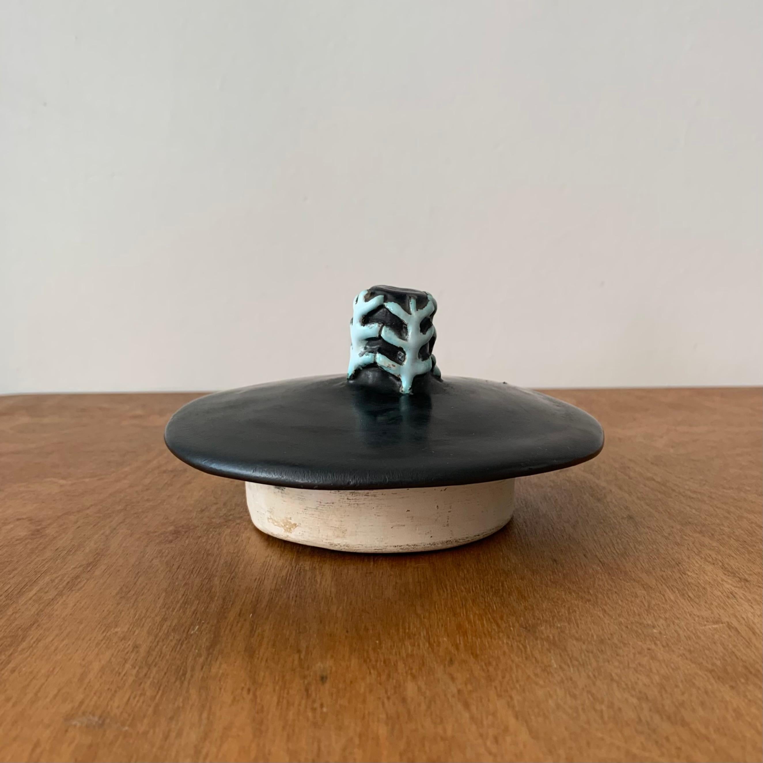 Odette Dijeux Boîte en céramique noire signée du milieu du siècle,  circa 1960, Belgique. en vente 3