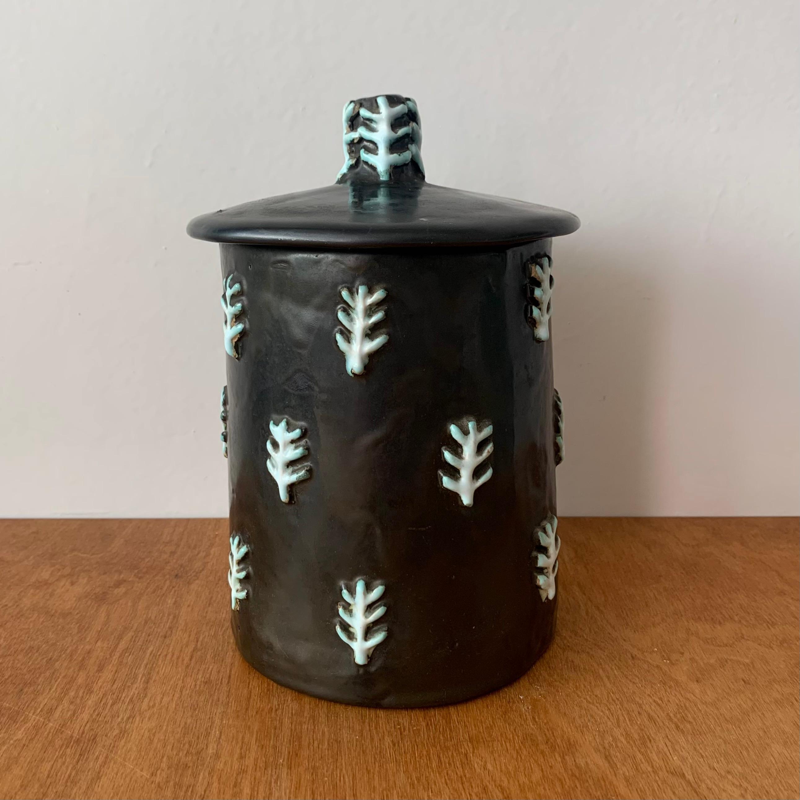 Rare grande boîte Odette Dijeux du milieu du siècle, circa 1950, Belgique.
Céramique émaillée noire avec des motifs bleu-vert pâle.
Signé en dessous : Odette Dijeux Céramique de Namur.
Dimensions : 20 cm de hauteur, 14 cm de diamètre : 20 cm de