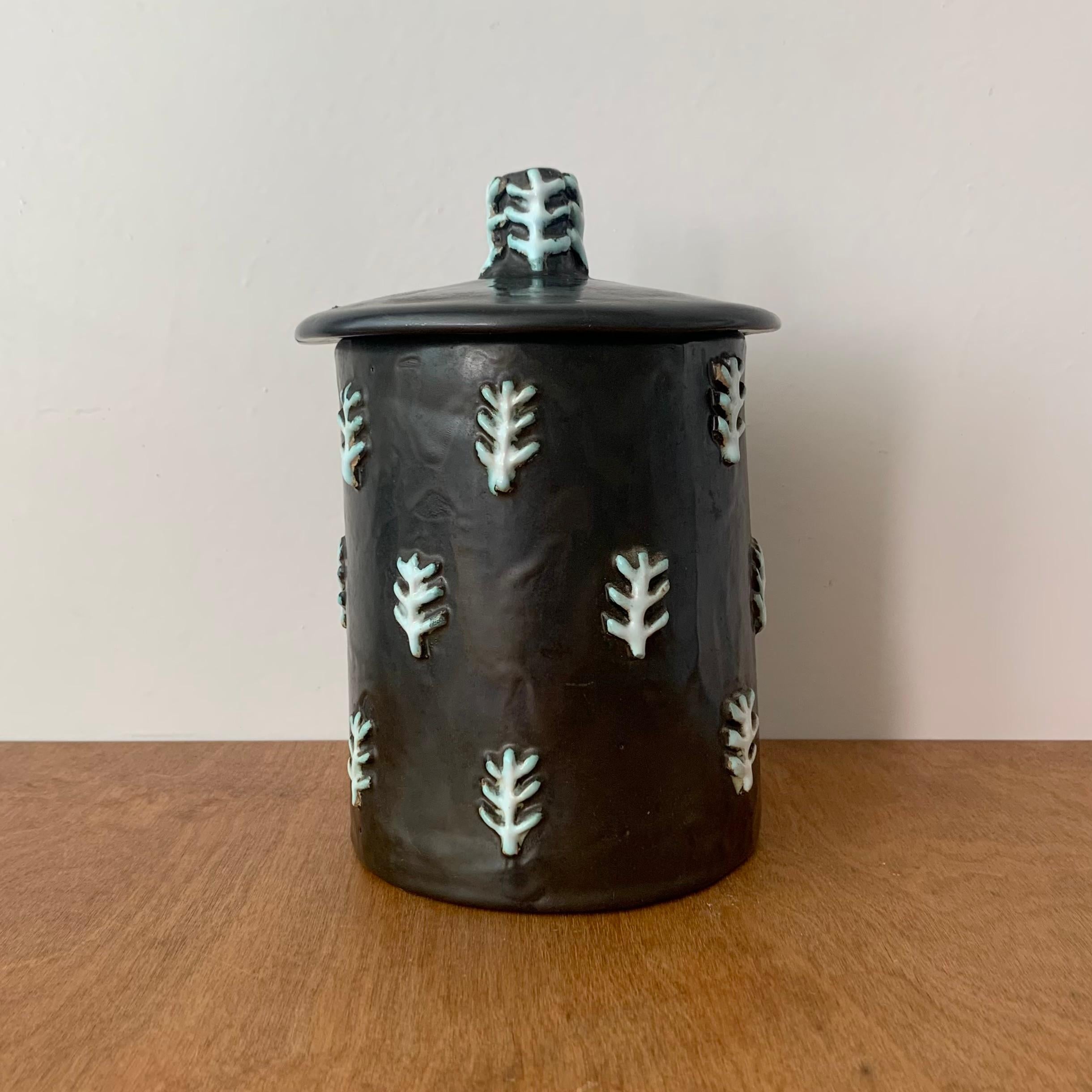 Mid-Century Modern Odette Dijeux Boîte en céramique noire signée du milieu du siècle,  circa 1960, Belgique. en vente