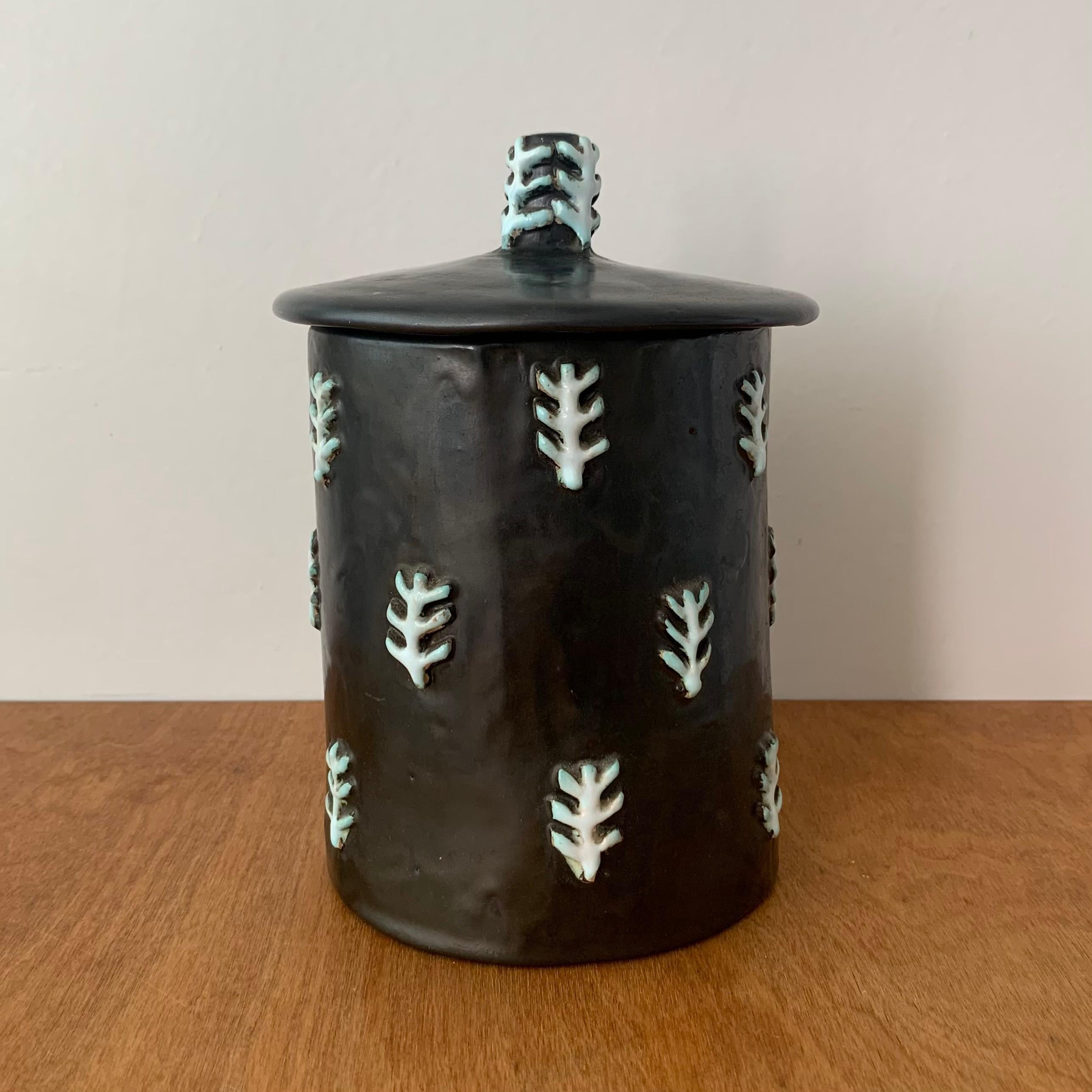 Belge Odette Dijeux Boîte en céramique noire signée du milieu du siècle,  circa 1960, Belgique. en vente