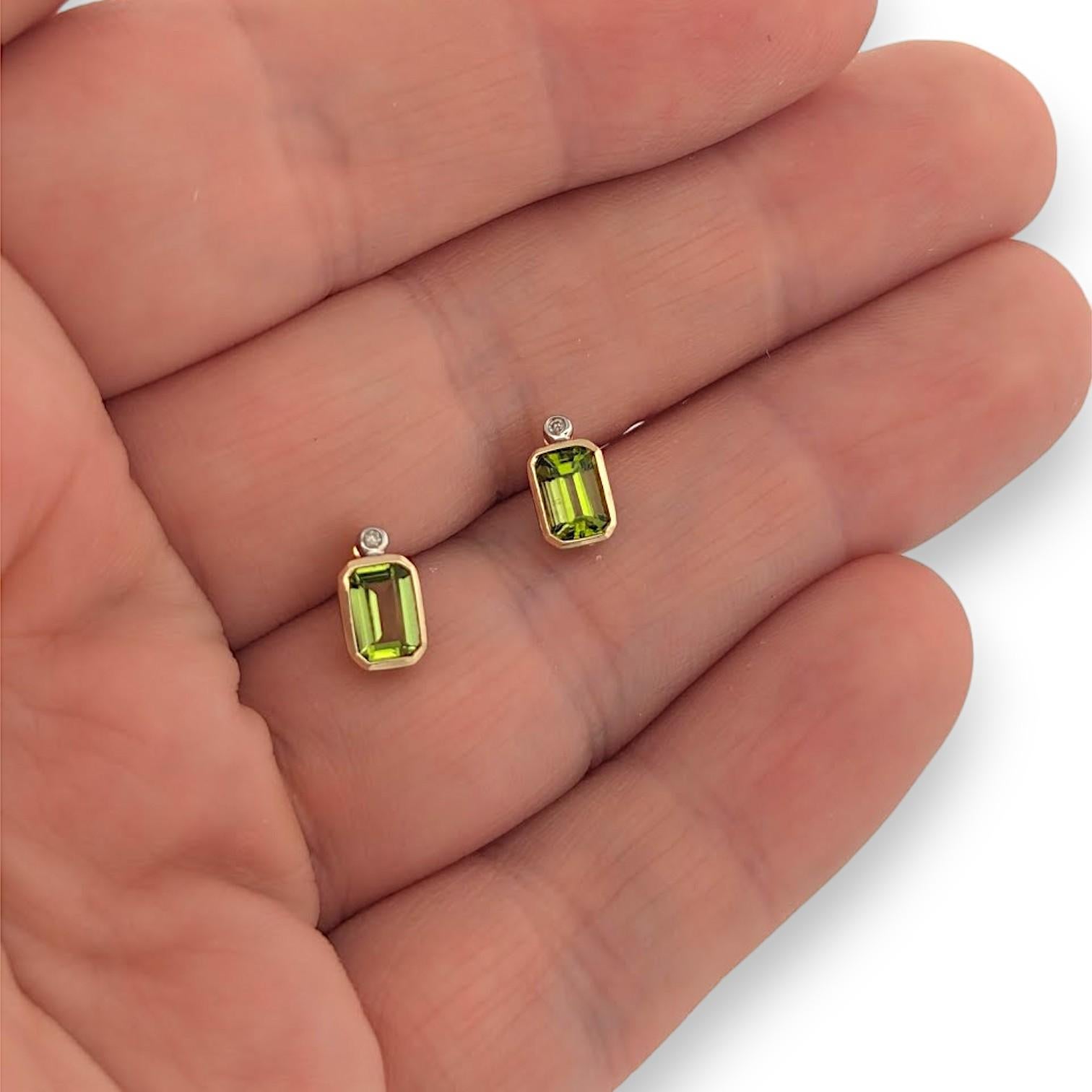 Les boucles d'oreilles Odette représentent l'harmonie parfaite entre la beauté naturelle et le design intemporel. Réalisé en or jaune 10 carats, chaque clou présente un péridot naturel de 0,80 carat de taille émeraude dans une monture élégante,