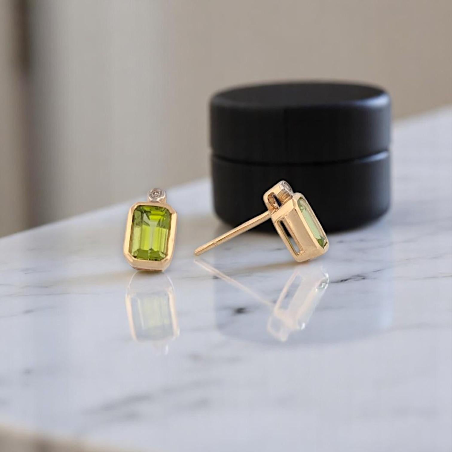 Artisan Boucles d'oreilles Odette Péridot, or jaune 10K avec 0.80ct Emeraude sertie en chaton en vente