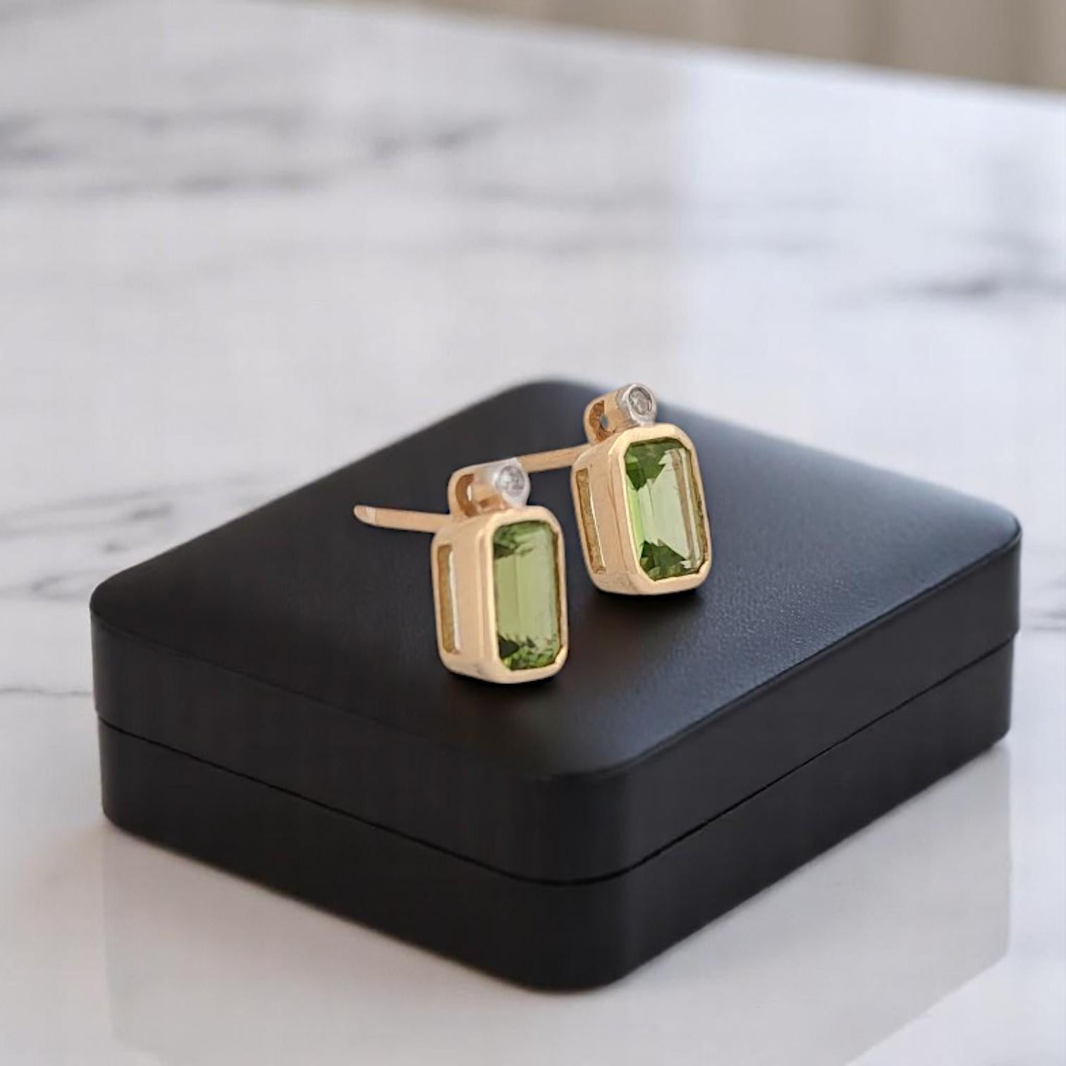 Taille émeraude Boucles d'oreilles Odette Péridot, or jaune 10K avec 0.80ct Emeraude sertie en chaton en vente