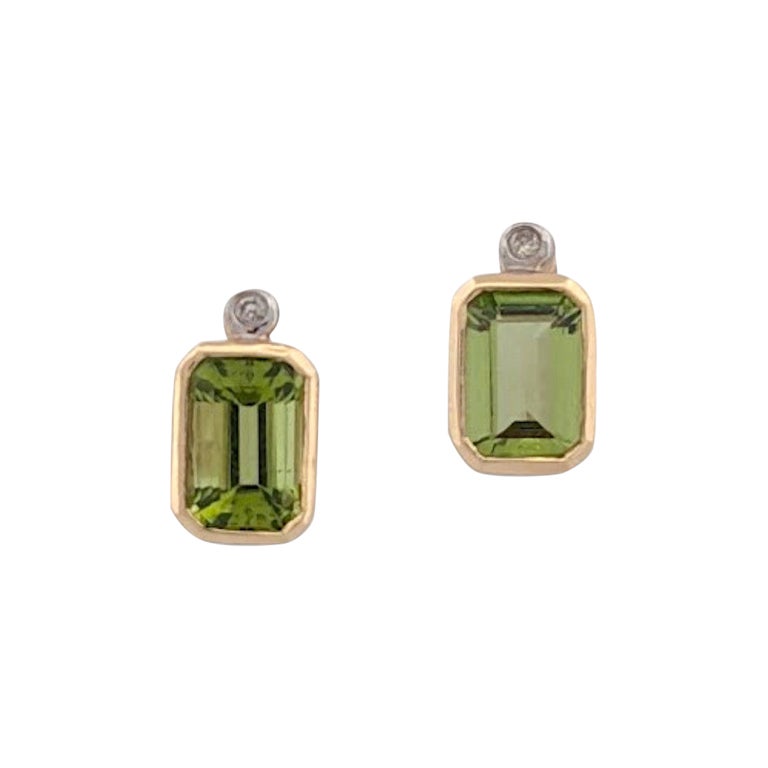 Pendientes Odette Peridot, oro amarillo de 10 quilates con talla esmeralda engastada en bisel de 0,80 ct