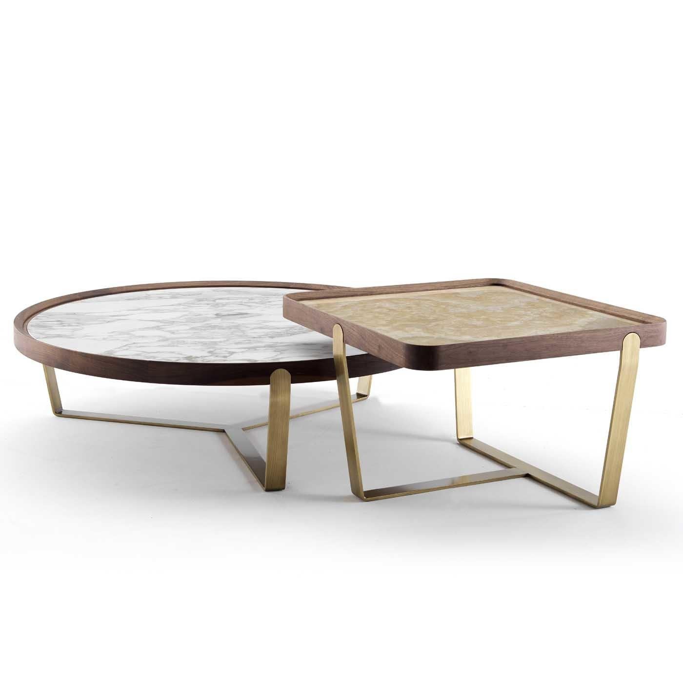 This stunning coffee table is a superb object of functional decor that will display everyday objects or collectibles, while also enriching a modern living room with the elegant combination of its refined materials. The silhouette comprises an