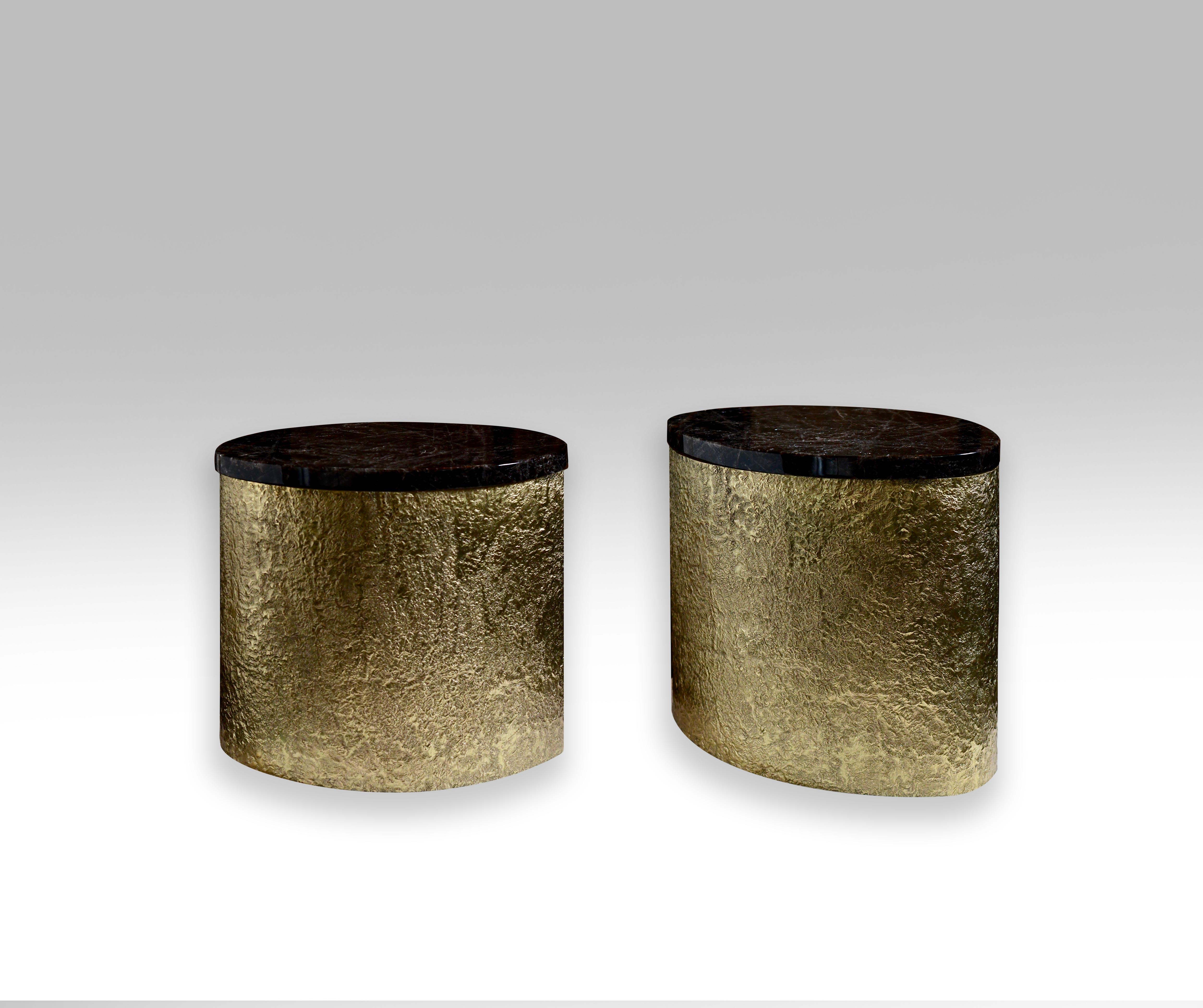 Paire de tables de cocktail en laiton martelé et cristal de roche foncé. Créée par la galerie Phoenix.
Taille personnalisée sur demande.