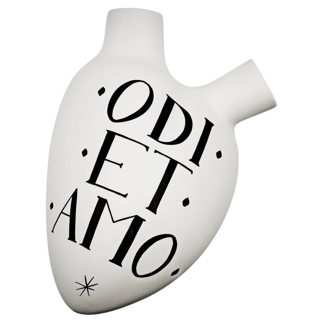Ensemble de 5 vases à motif cœurs "Odi et Amo", fabriqués en Italie, 2019, décoration murale