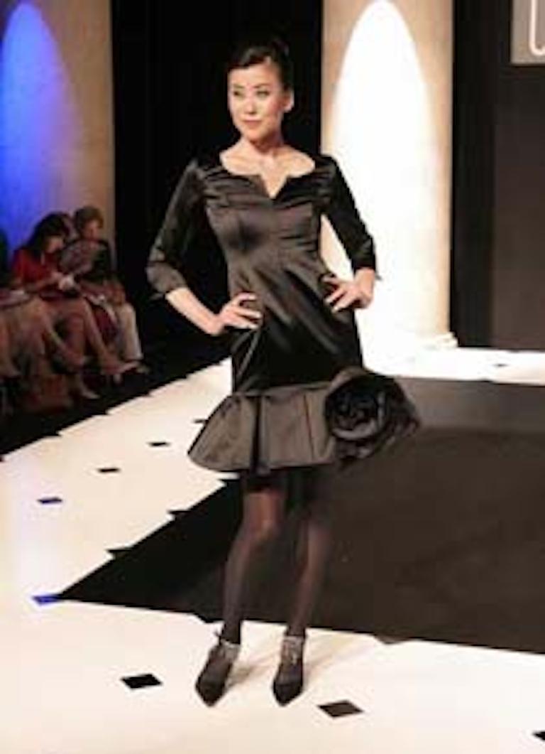 ODICINI COUTURE Vestidito negro con detalle floral y dobladillo de rafia, c. 1990 en venta 6