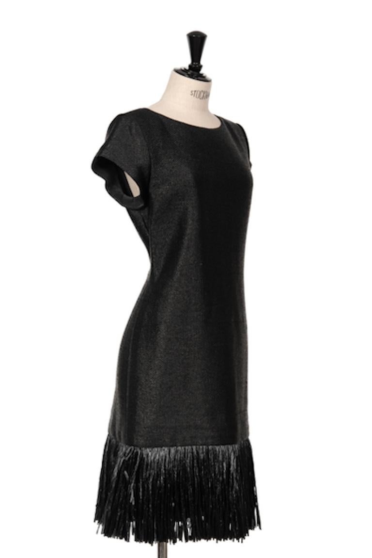 ¡Oh! Jackie presenta con orgullo un sofisticado vestidito negro de ODICINI COUTURE de los años 90. ¡Un diseño tan bonito con detalles únicos y encantadores!

Como es posible que no todo el mundo conozca al diseñador que está detrás de esta exitosa