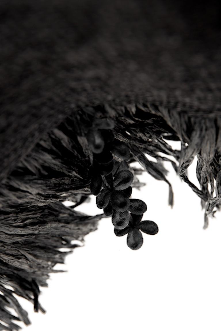 ODICINI COUTURE Vestidito negro con detalle floral y dobladillo de rafia, c. 1990 en venta 3