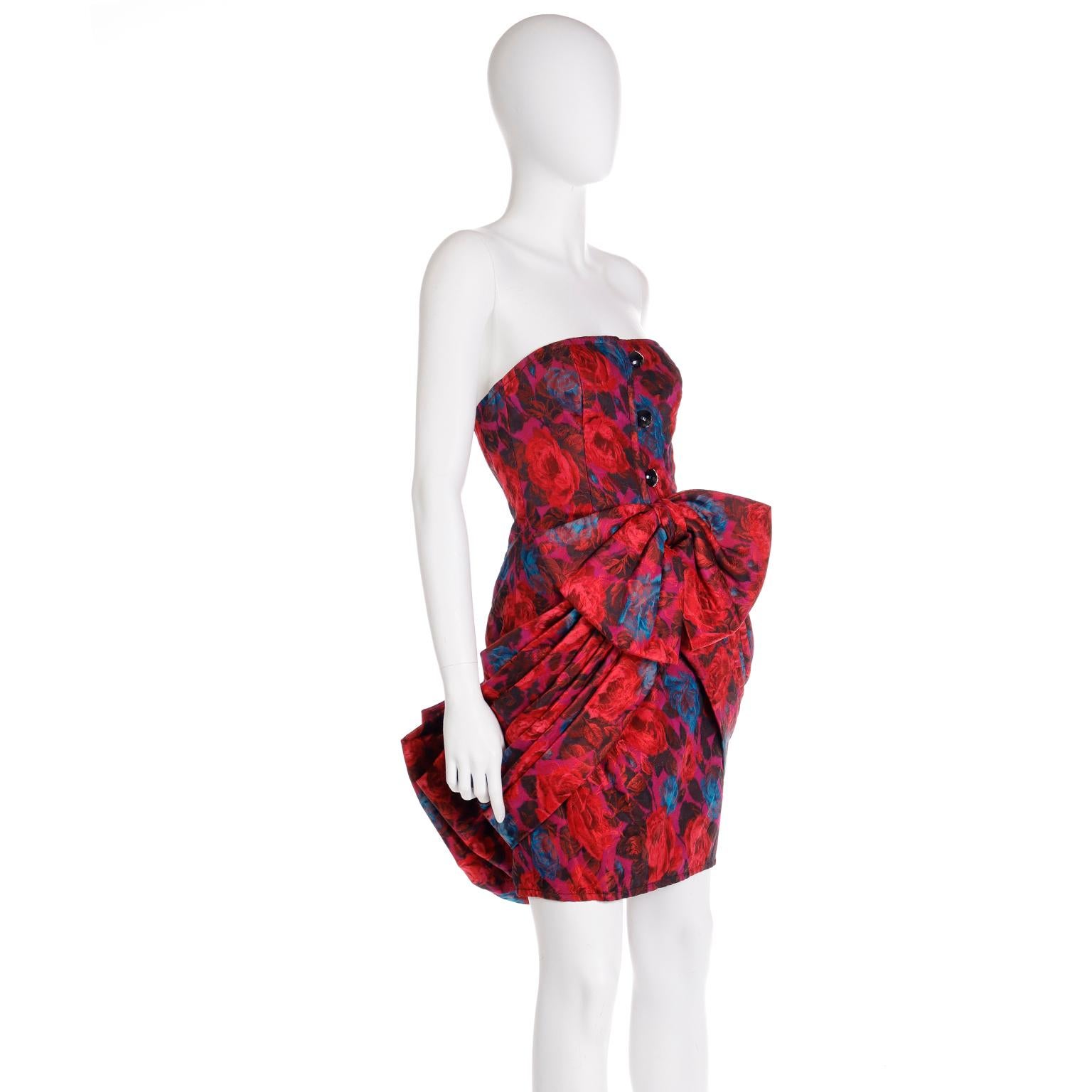 Odicini Couture Vintage Buntes trägerloses Vintage-Minikleid mit Blumenmuster in Rot, Lila & Blau im Angebot 1