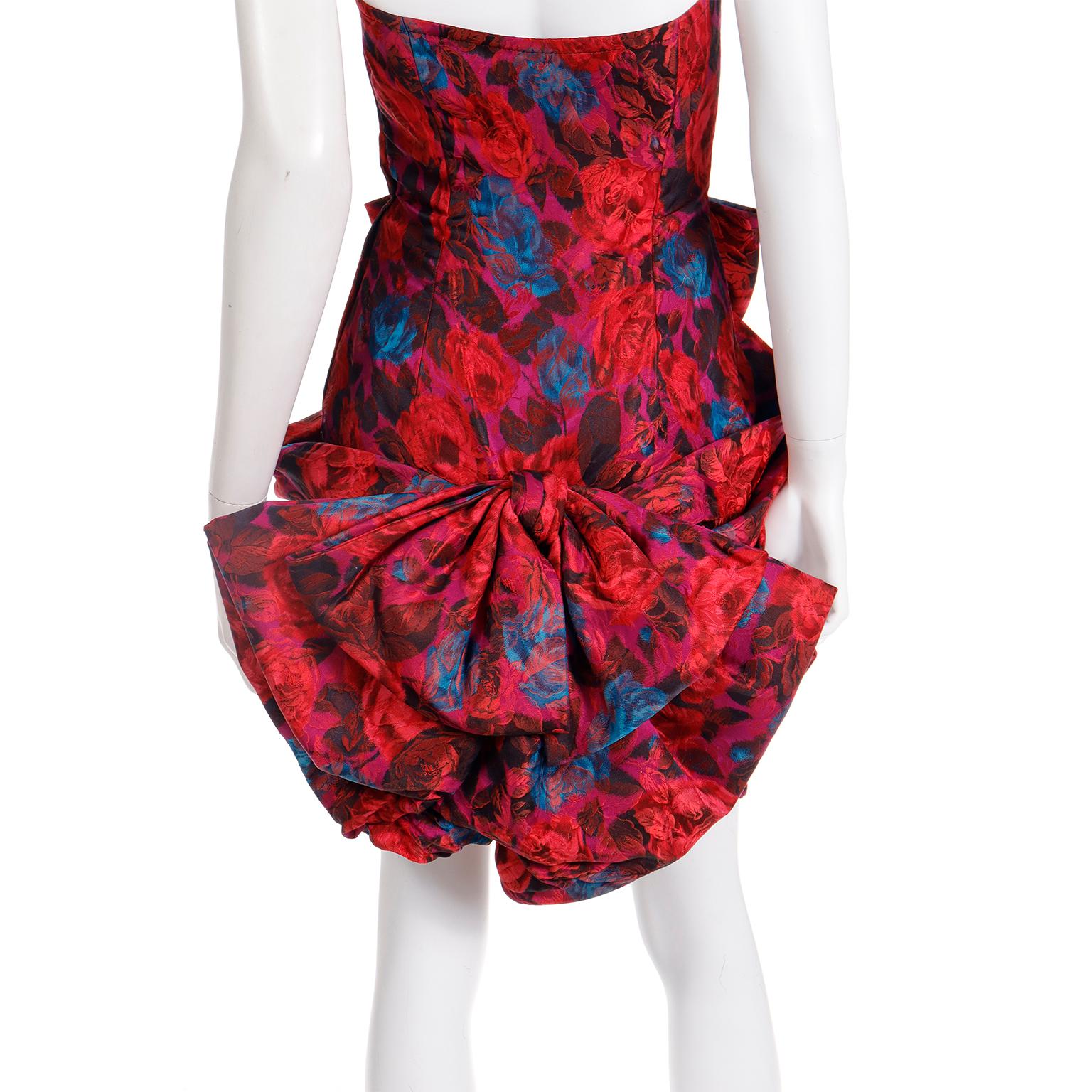 Odicini Couture Vintage Buntes trägerloses Vintage-Minikleid mit Blumenmuster in Rot, Lila & Blau im Angebot 3