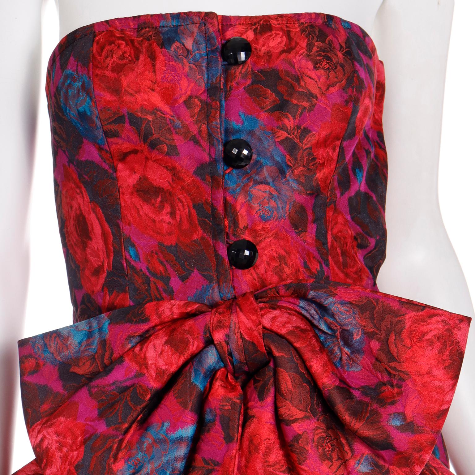 Odicini Couture Vintage Buntes trägerloses Vintage-Minikleid mit Blumenmuster in Rot, Lila & Blau im Angebot 4