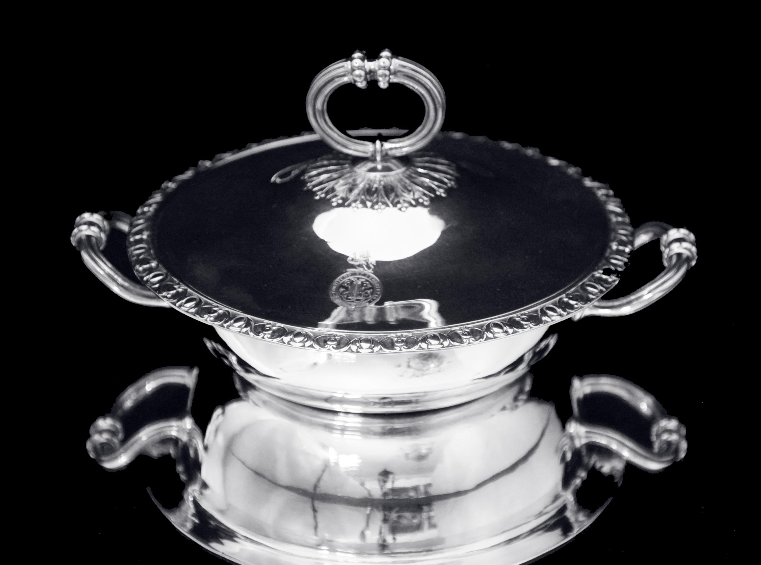 Direttamente da Parigi, Francia, uno splendido antico server per verdure in argento 950 francese del XIX secolo in condizioni 