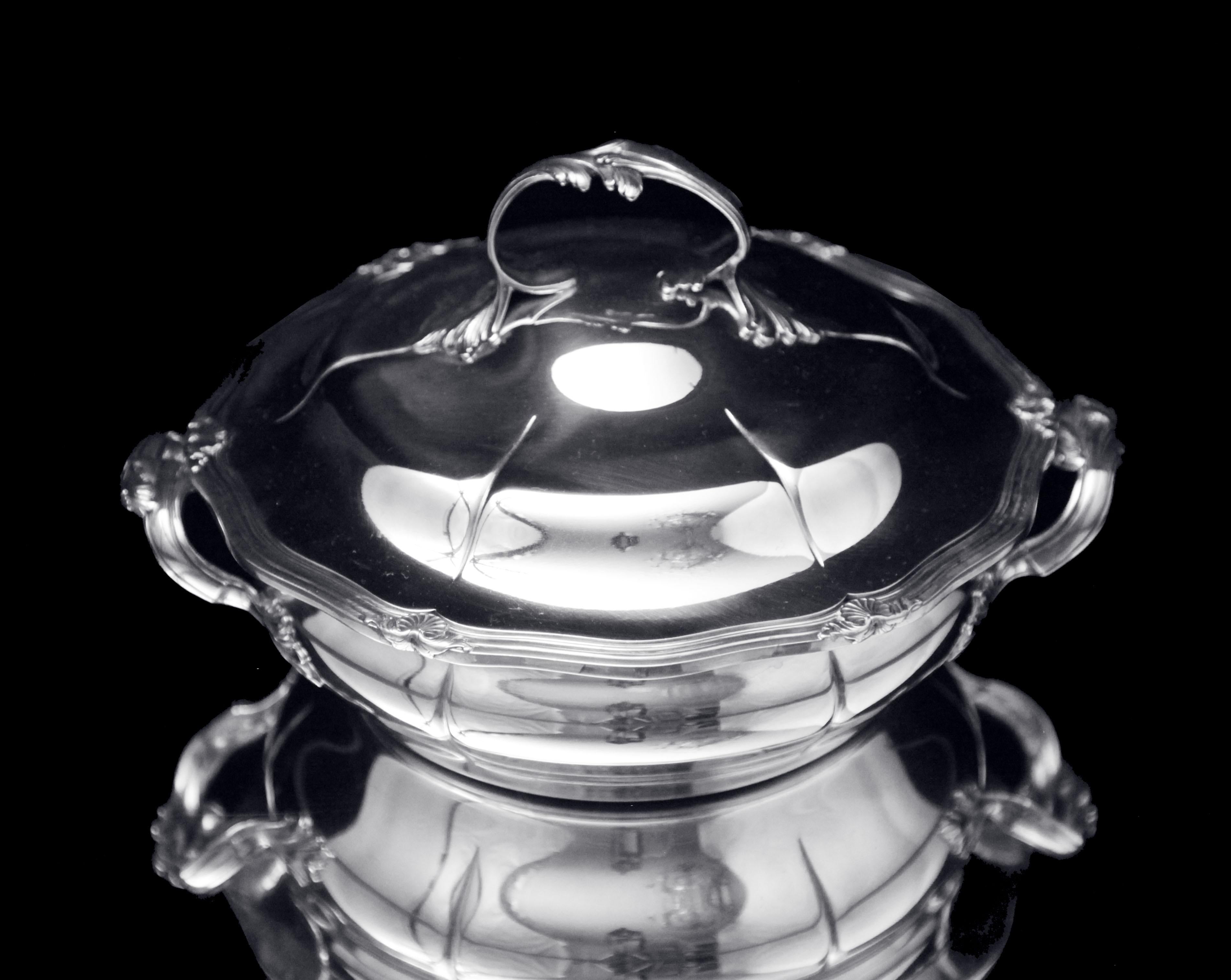 Directo de París, impresionante juego de servicio de mesa de plata de ley compuesto por 2 magníficas fuentes redondas y 1 servidor de verduras cubierto con interior de plata de ley, de uno de los principales plateros del mundo 
