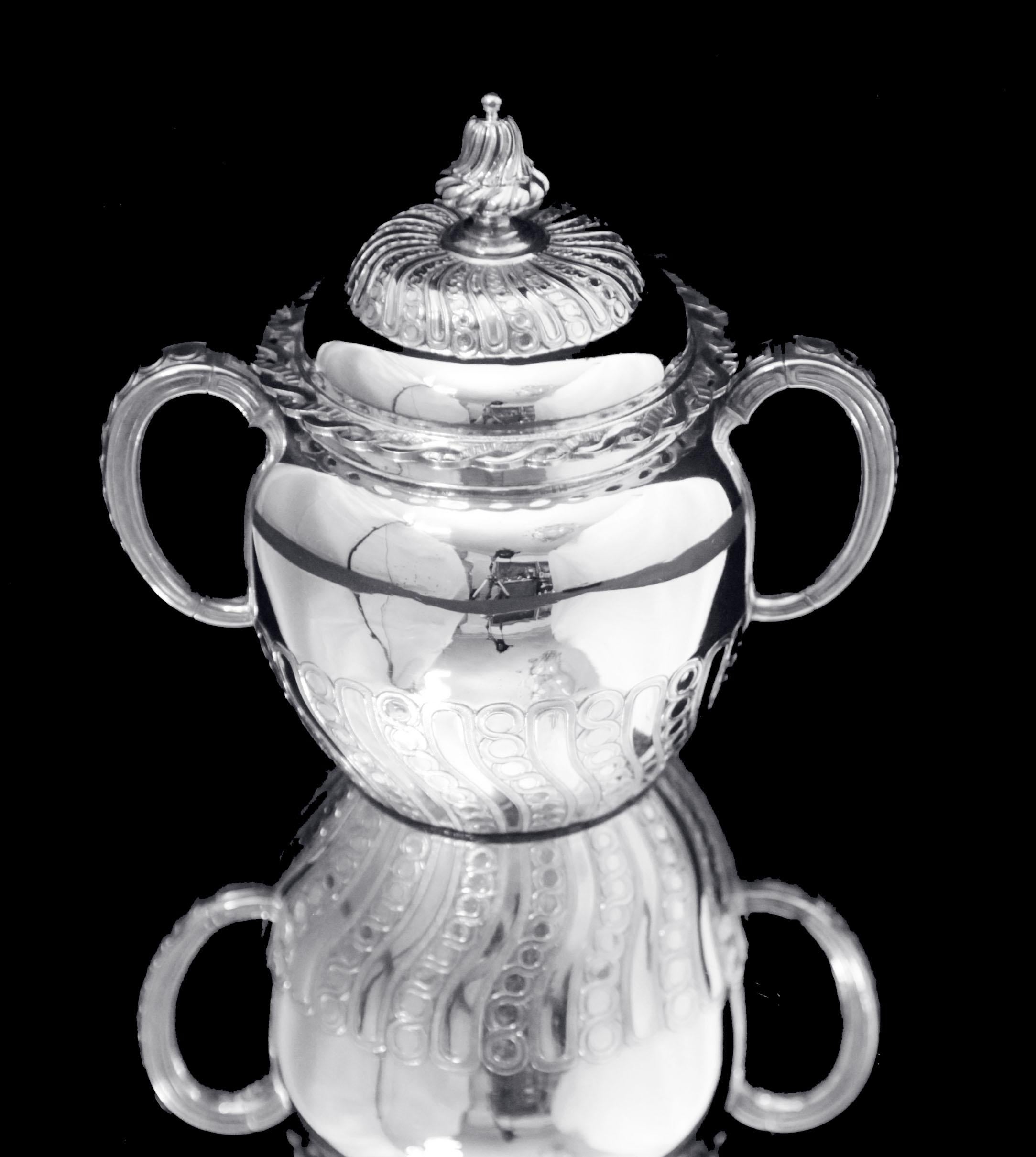 Fin du XIXe siècle Odiot & Faberge - 9pc. Service à thé français en argent 950 + 6 tasses Faberge en vente