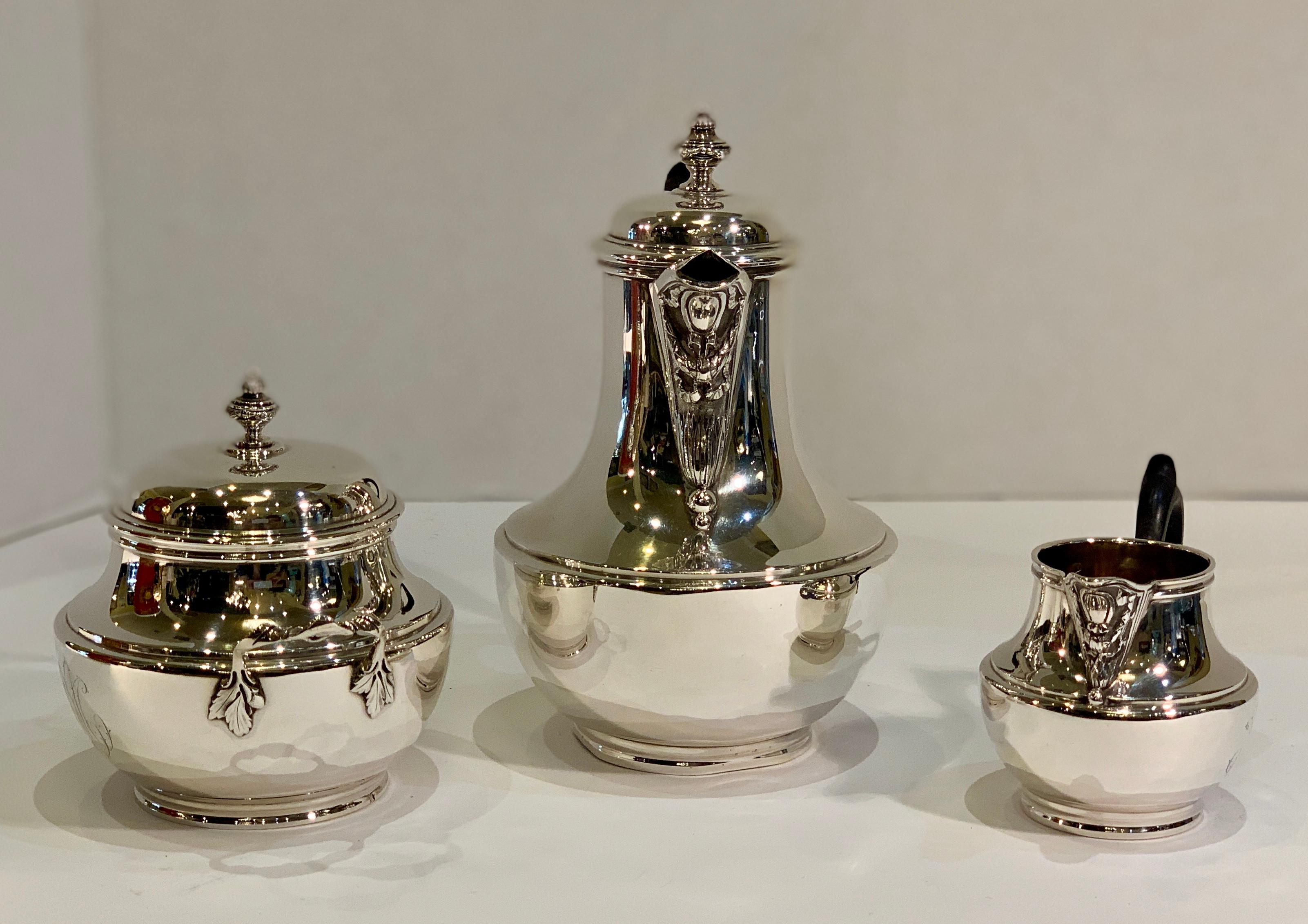 Questo bellissimo servizio da colazione per caffè o tè in argento sterling di Odiot Paris creerà un ambiente raffinato per la tua tavola. Il set è composto da tre pezzi coordinati, realizzati a mano all'inizio del XX secolo. Questo piccolo