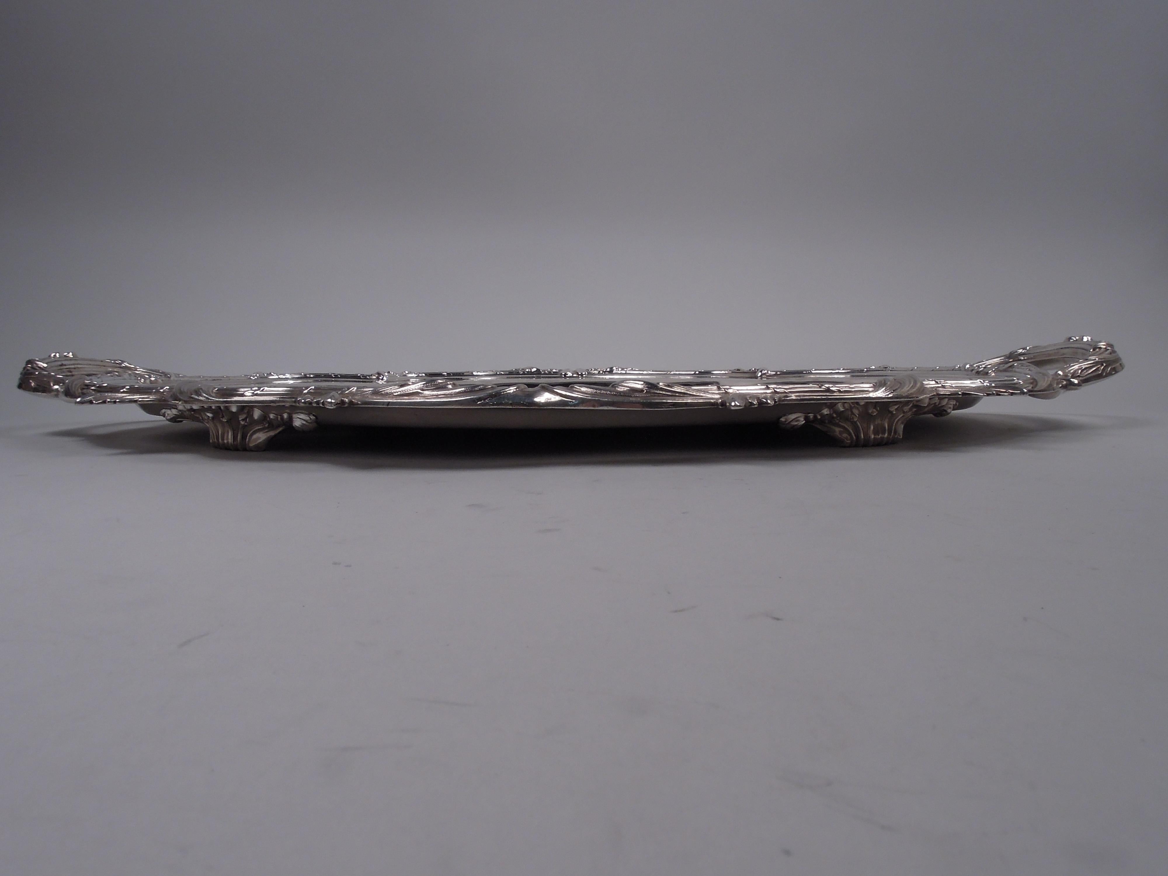 Bandeja de plata Belle Epoque Clásica 950. Fabricado por Odiot en Francia, hacia 1900. Forma ovalada con borde envuelto en hojas y asas en forma de c. El pozo tiene grabado un escudo de armas rodeado de flores y gadrooning. Sustancial con ornamento