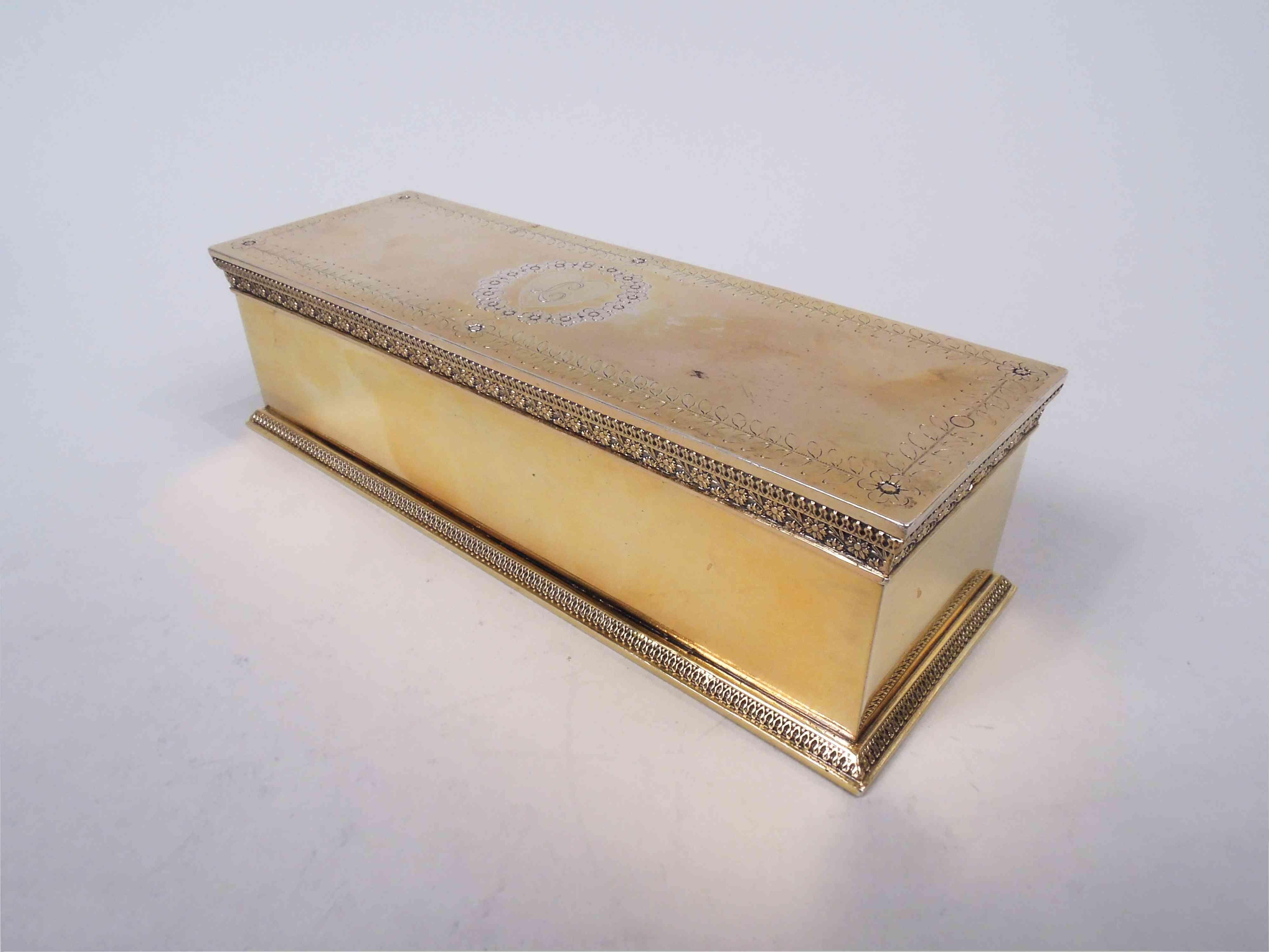 Restauration Boîte classique en argent doré. Fabriqué par Jean-Baptiste Claude Odiot à Paris, vers 1820. Rectangulaire avec des côtés droits et un bord de base en forme de feuille et de flèche. La couverture est plate et articulée avec la même