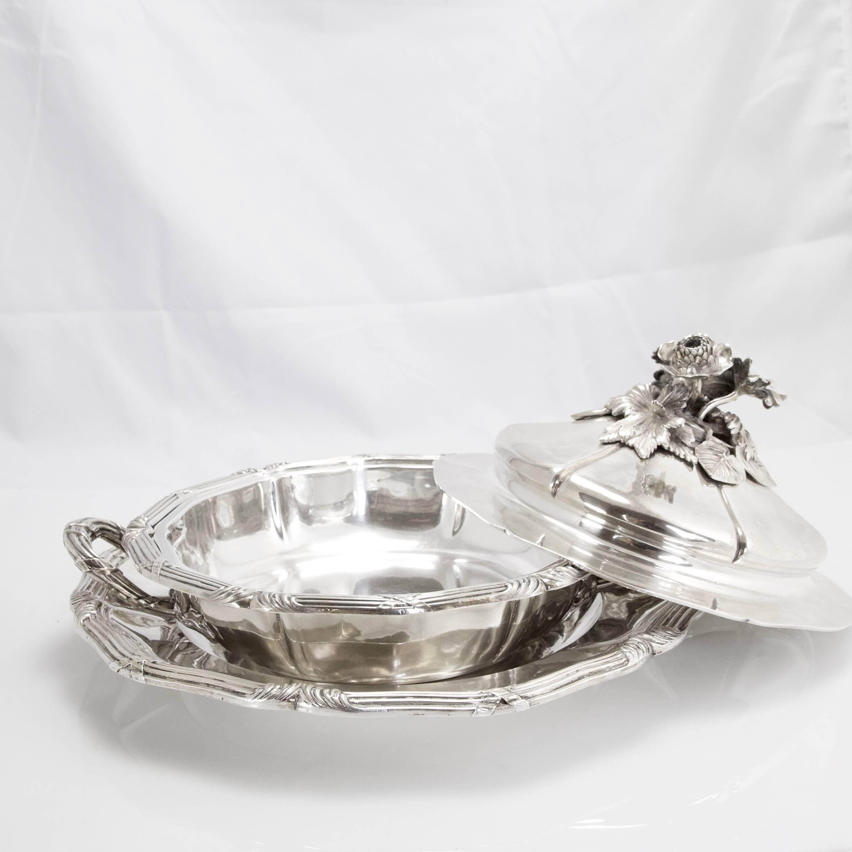 A covered vegetable dishes in sterling silver 950.
Comprising four pieces: round tray, interior, dishes and lid.
Made by Odiot (tray made by another maker in the same style)
Made in France around 1900.
Maker's mark of Odiot. Signature.
French