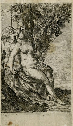 Cupidon s'apprête à tirer une flèche tandis que Vénus regarde par-dessus son épaule droite.