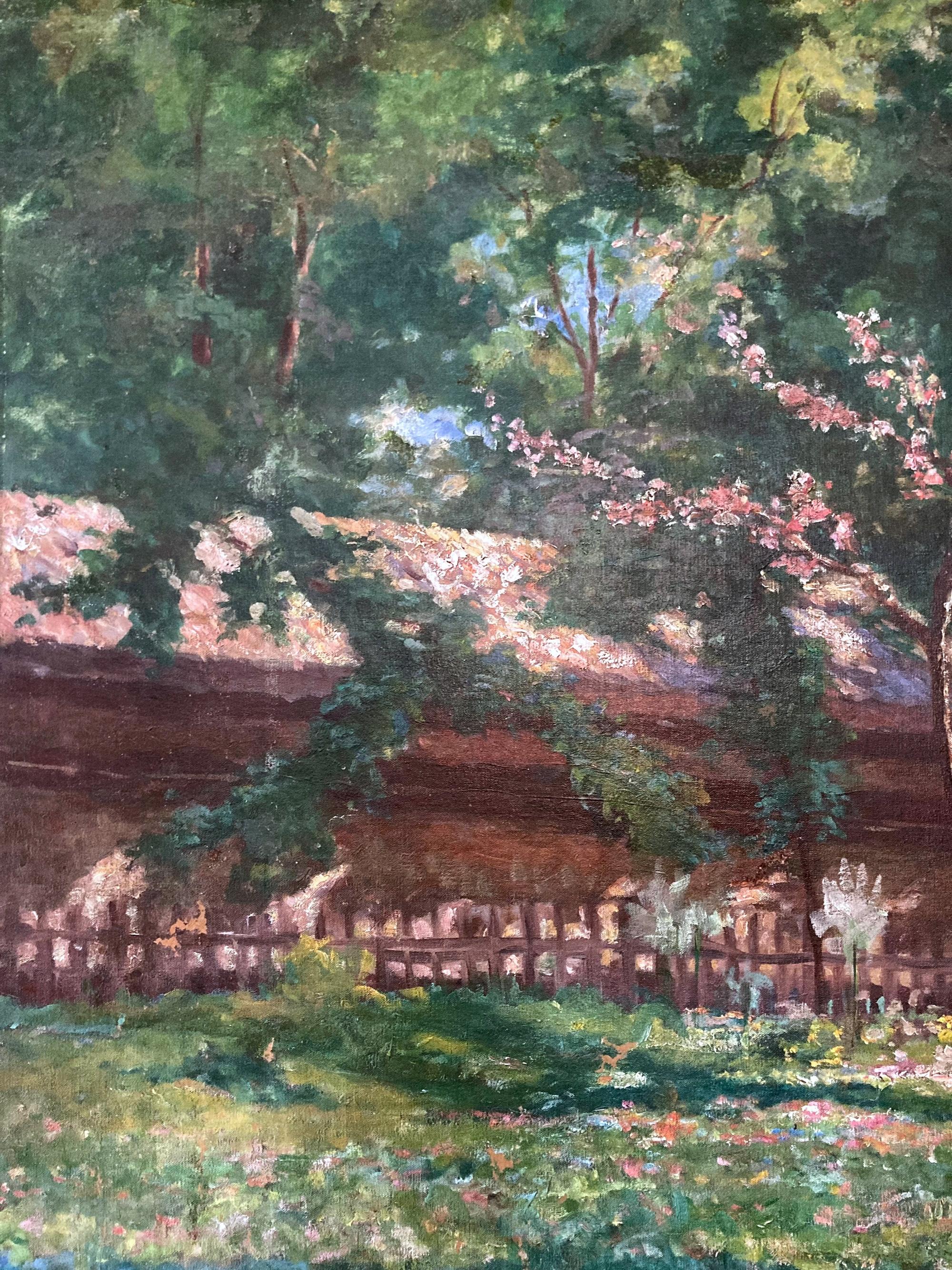 Ein atemberaubendes Ölgemälde, das die Figur einer Frau im üppigen grünen Gras beim Blumenpflücken zeigt. Die heitere, sonnenbeschienene Landschaft ist voller Wildblumen, meist in Rot- und Rosatönen, vor dem Hintergrund hoher Bäume mit dichtem