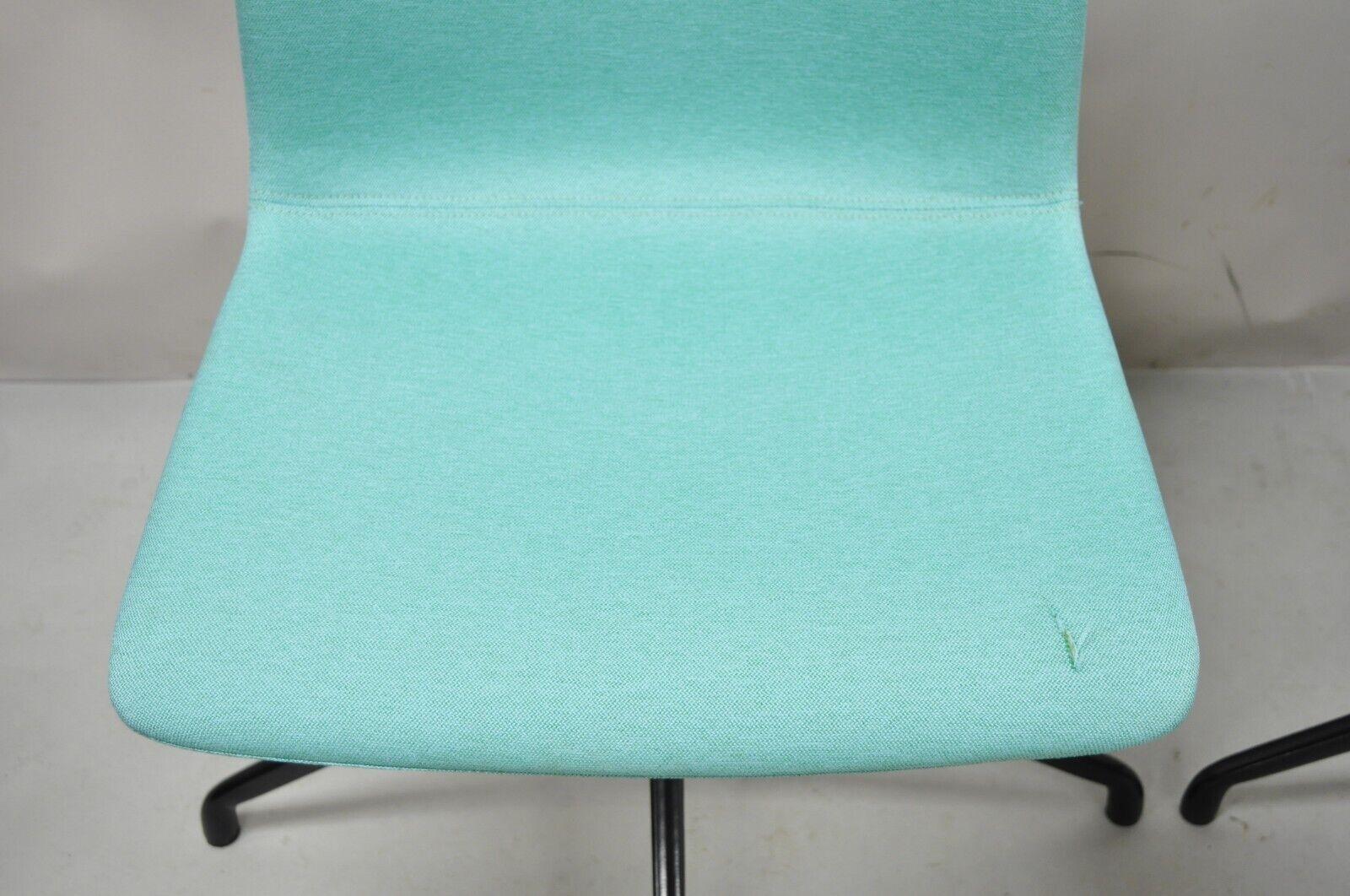 ODS Blauer gepolsterter Beistellstuhl mit Drehfuß aus Haarnadel, ein Paar (21. Jahrhundert und zeitgenössisch) im Angebot