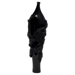 Odiseo, una escultura única de vidrio soplado negro hecha a mano por Cathryn Shilling